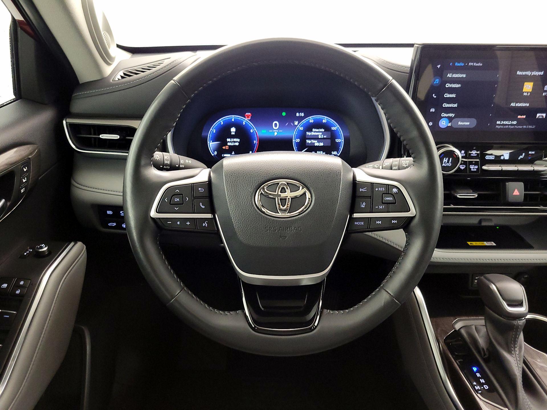 Thumbnail: 2023 Toyota Highlander - 10