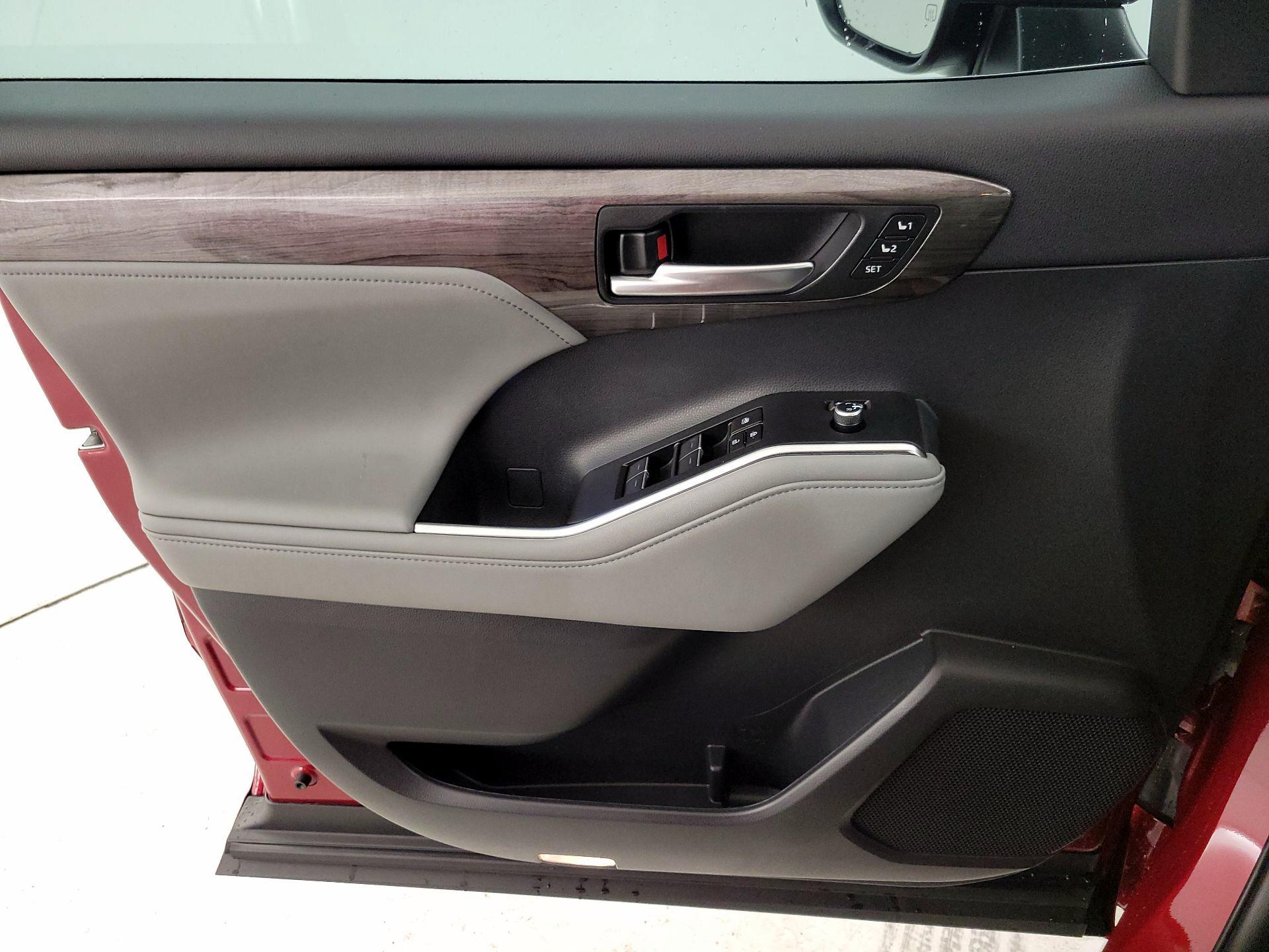 Thumbnail: 2023 Toyota Highlander - 12