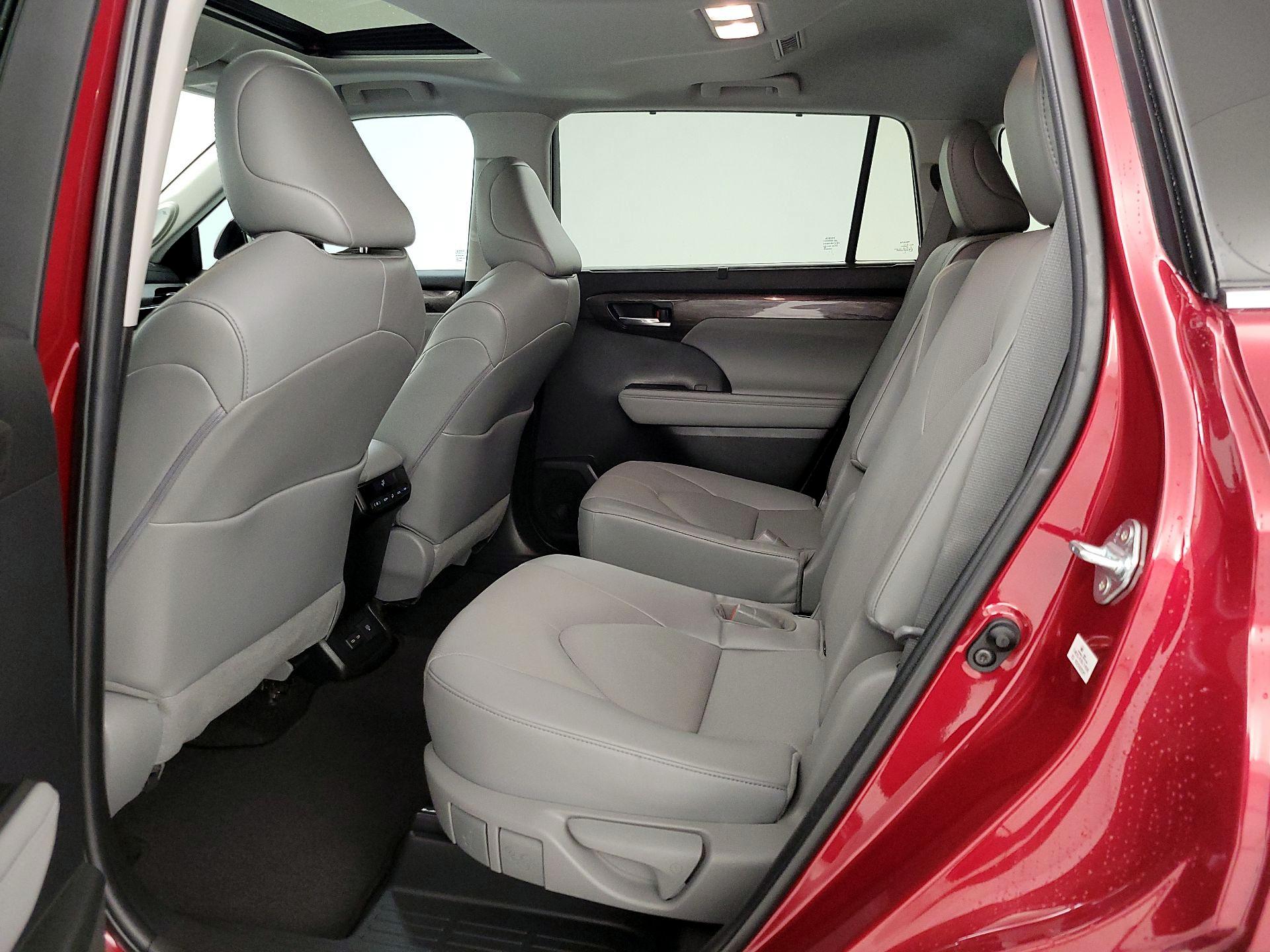 Thumbnail: 2023 Toyota Highlander - 20