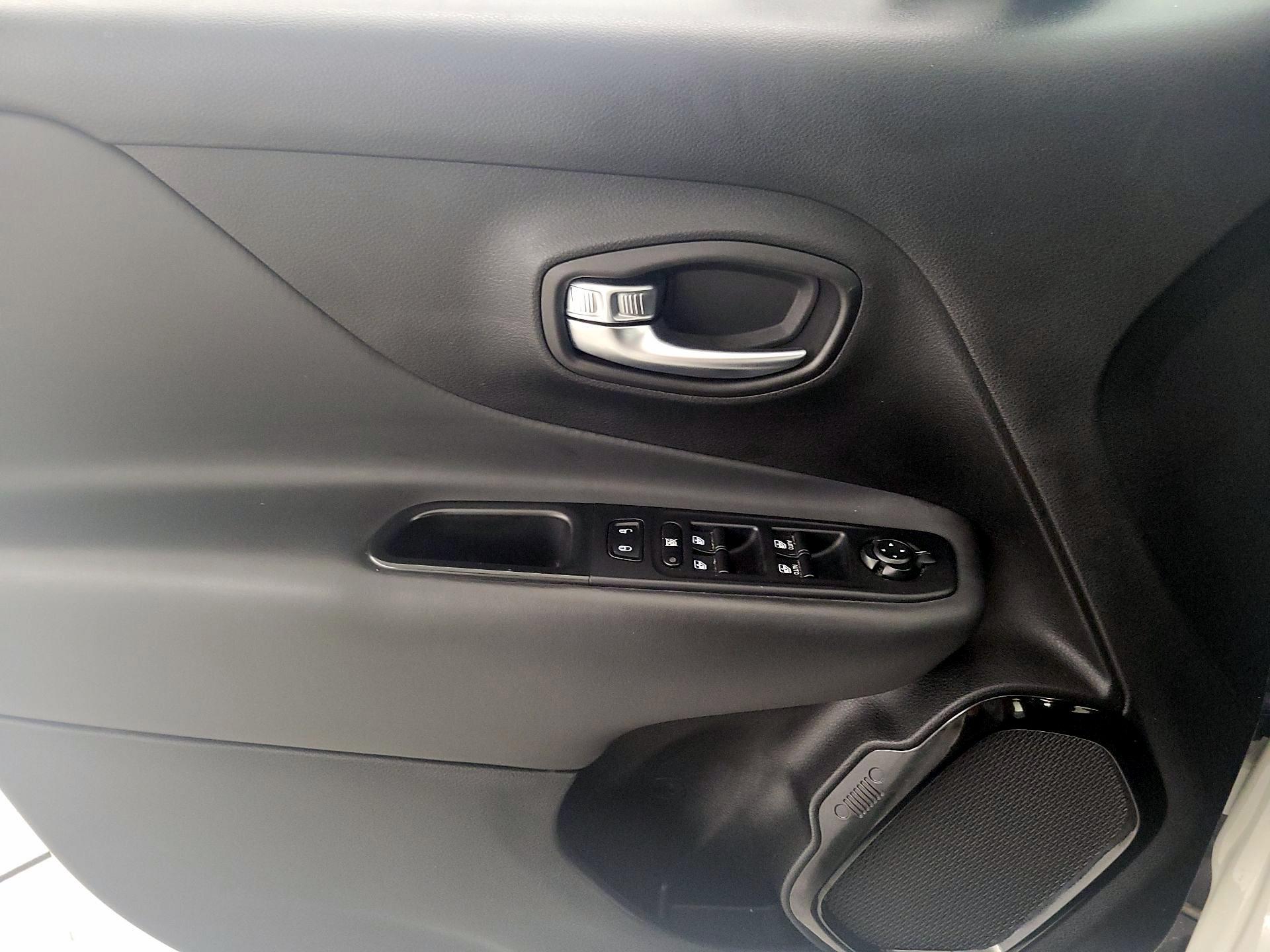 Thumbnail: 2018 Jeep Renegade - 12