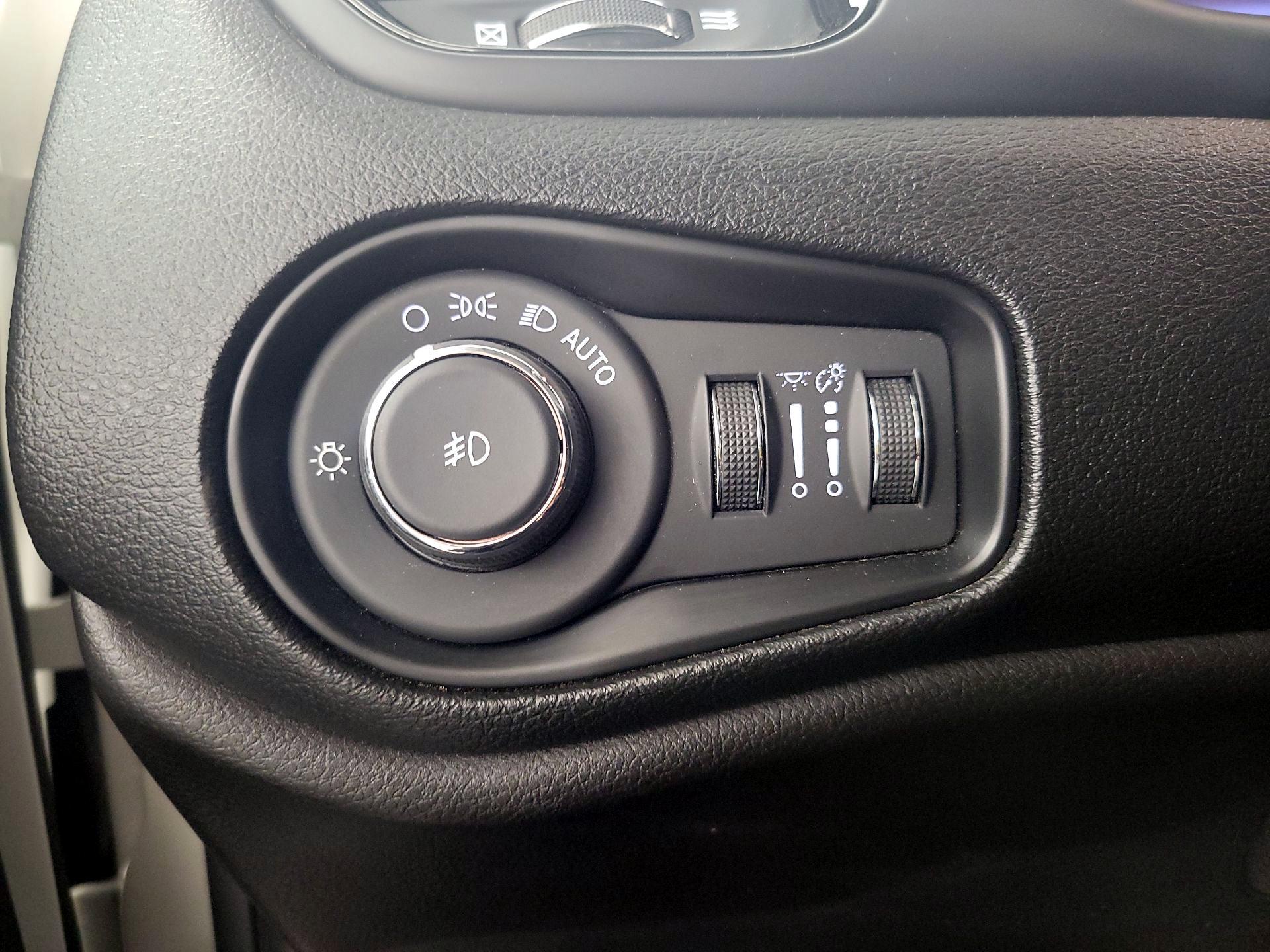 Thumbnail: 2018 Jeep Renegade - 13