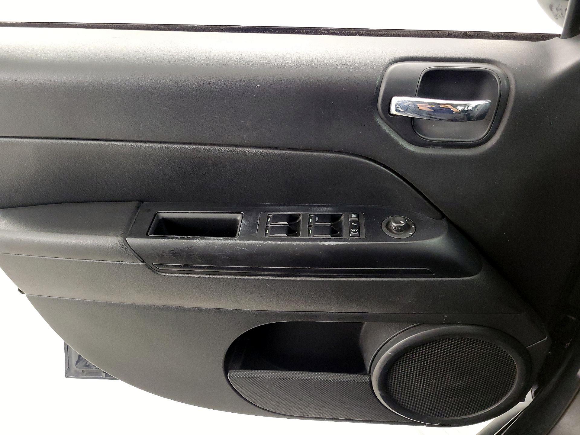 Thumbnail: 2016 Jeep Compass - 12