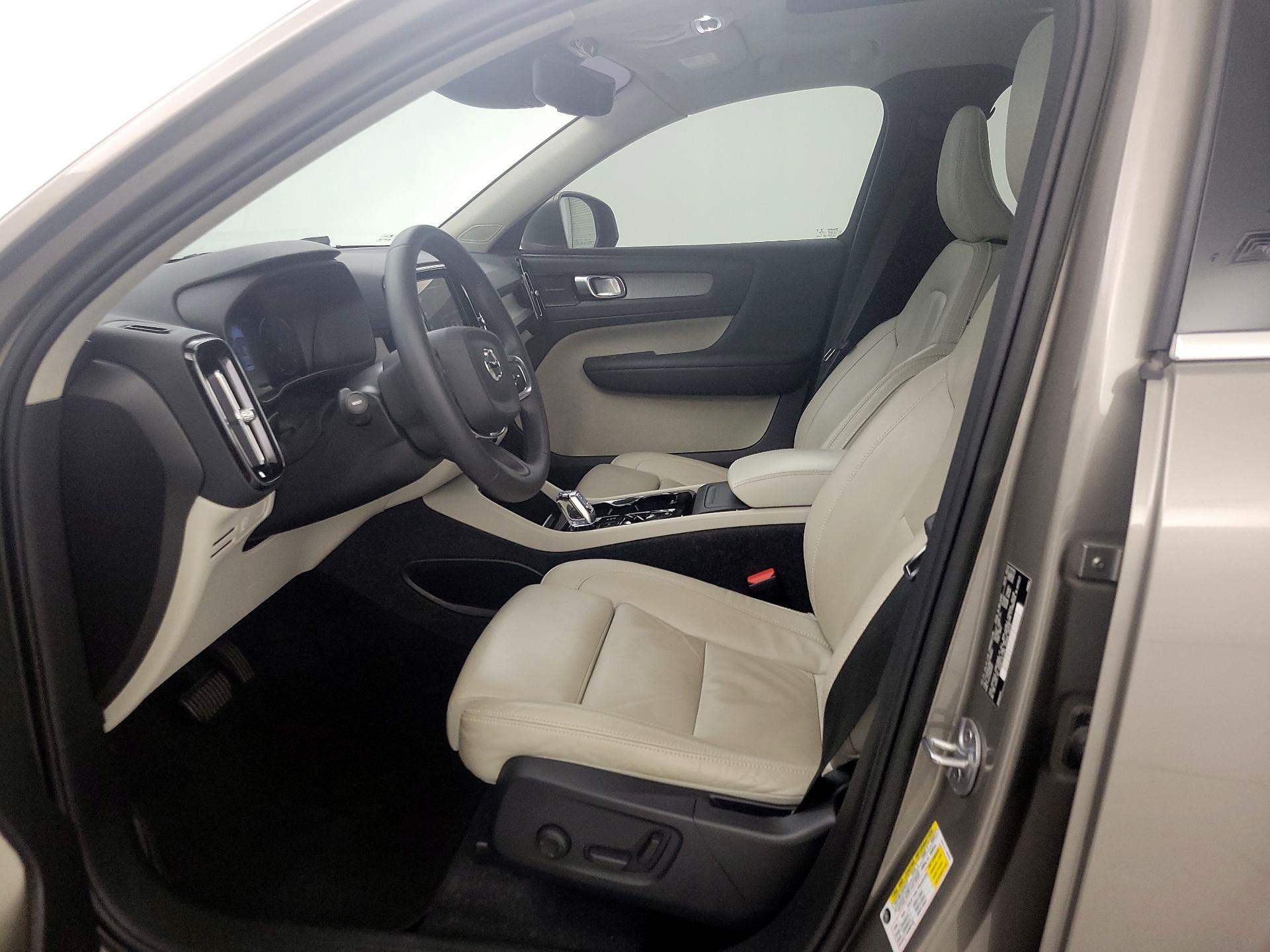 Thumbnail: 2022 Volvo XC40 - 11