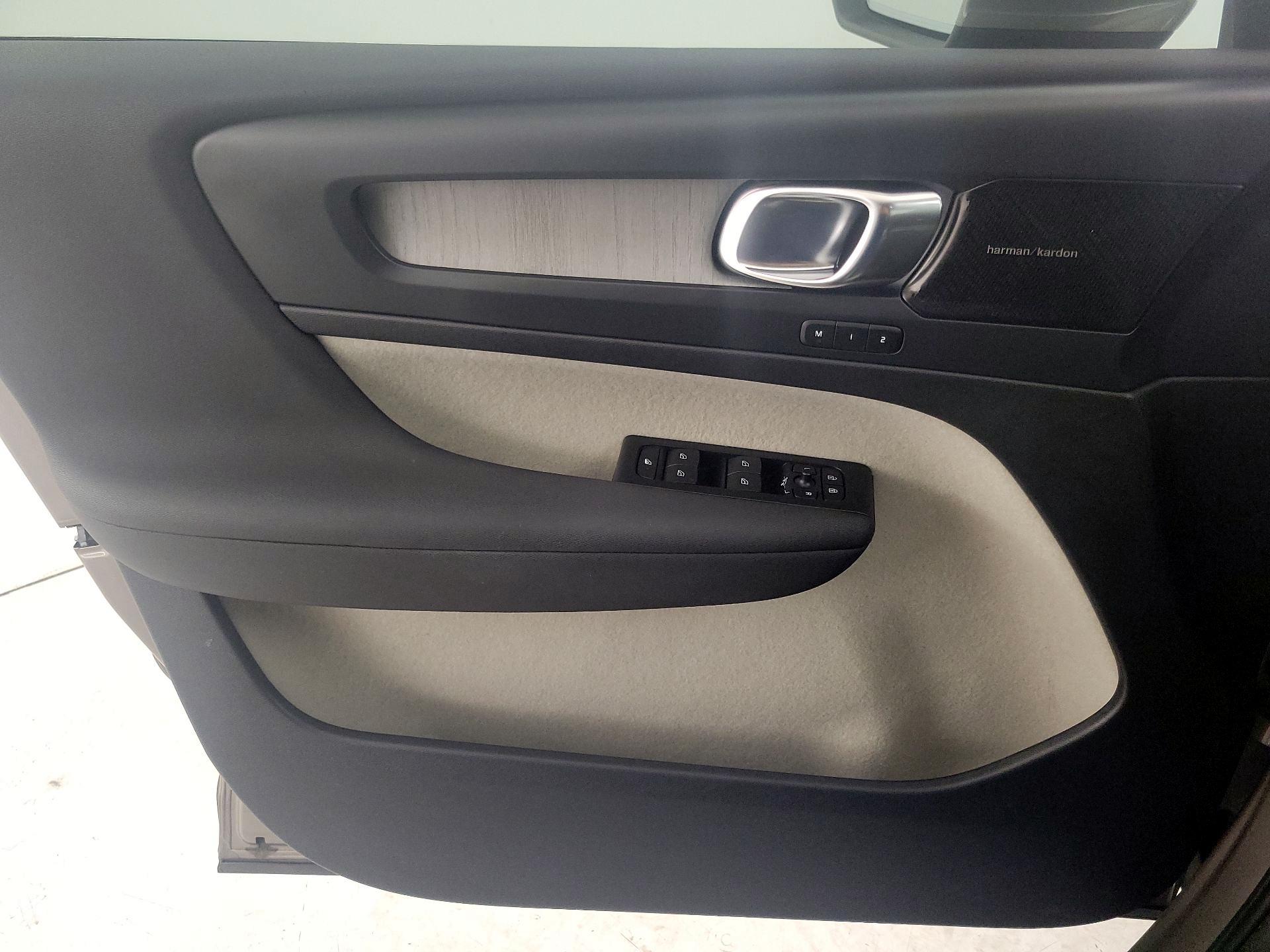 Thumbnail: 2022 Volvo XC40 - 12