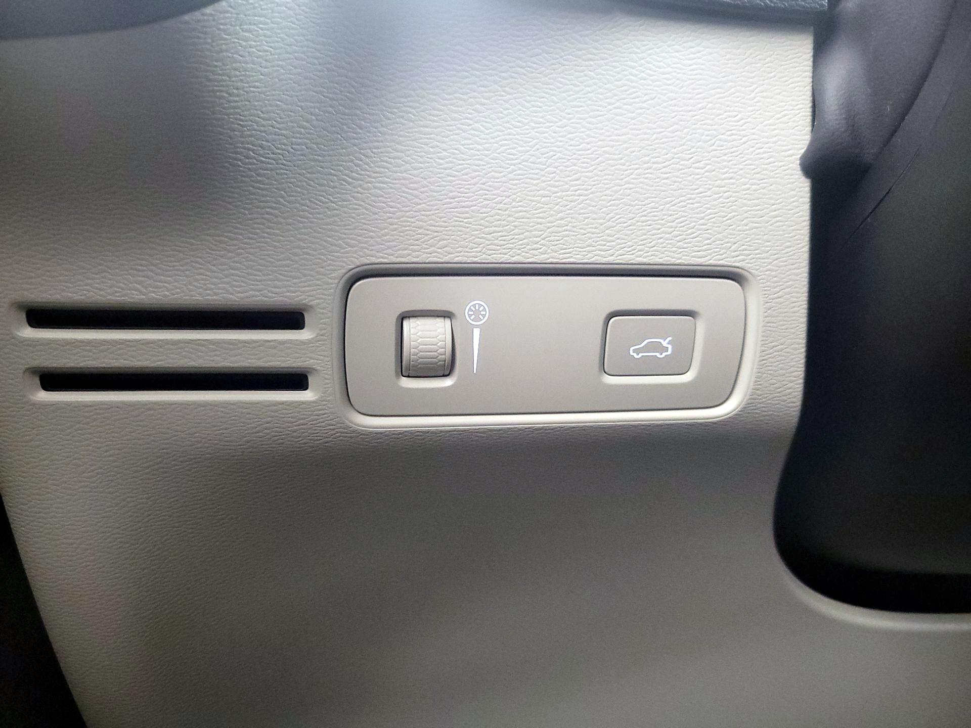 Thumbnail: 2022 Volvo XC40 - 13