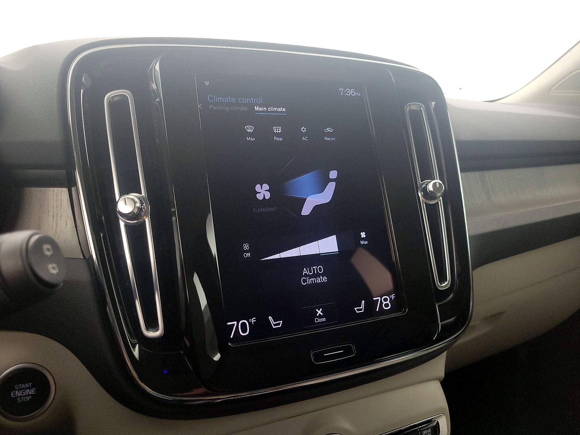 Thumbnail: 2022 Volvo XC40 - 17