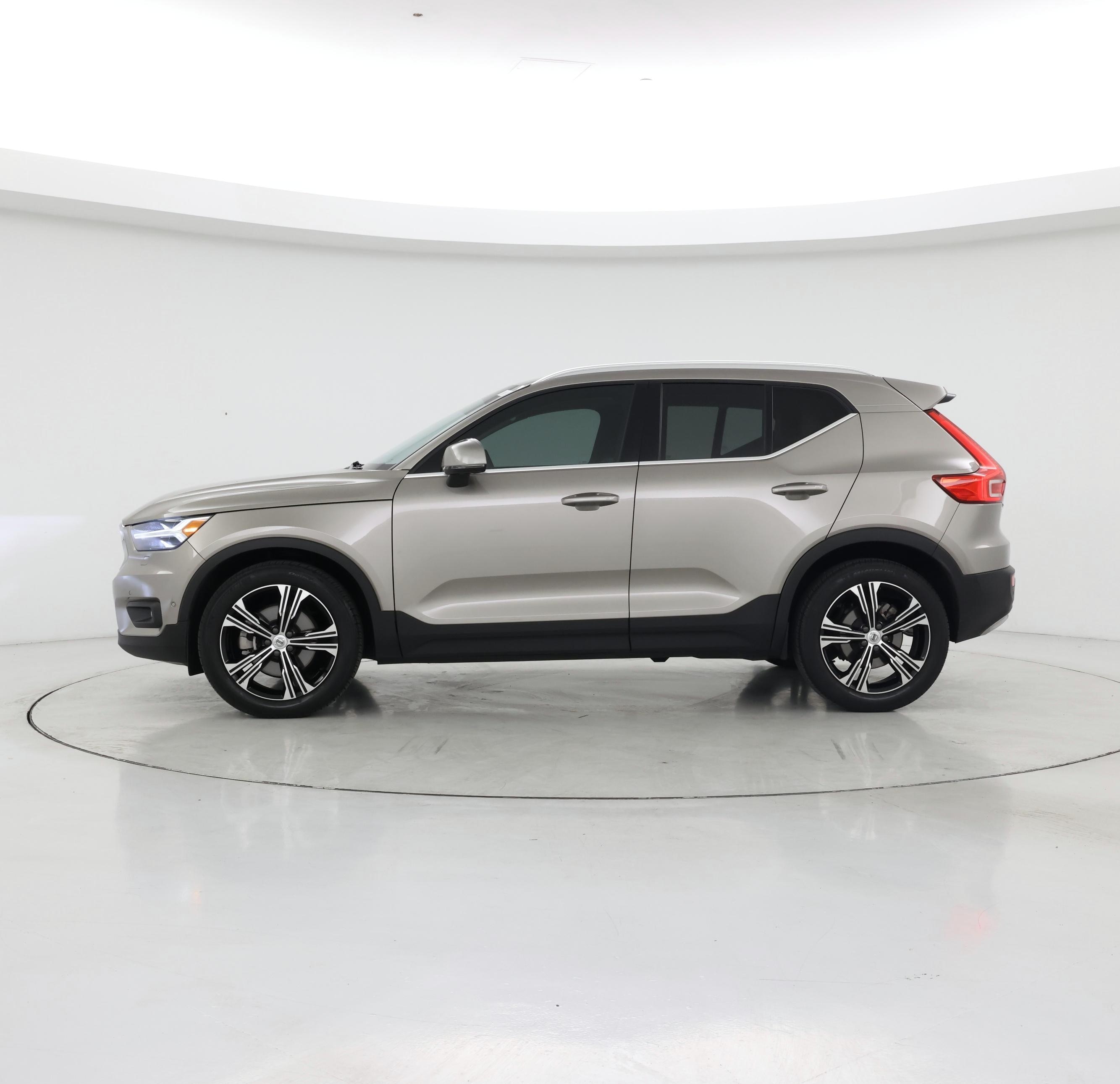 Thumbnail: 2022 Volvo XC40 - 3