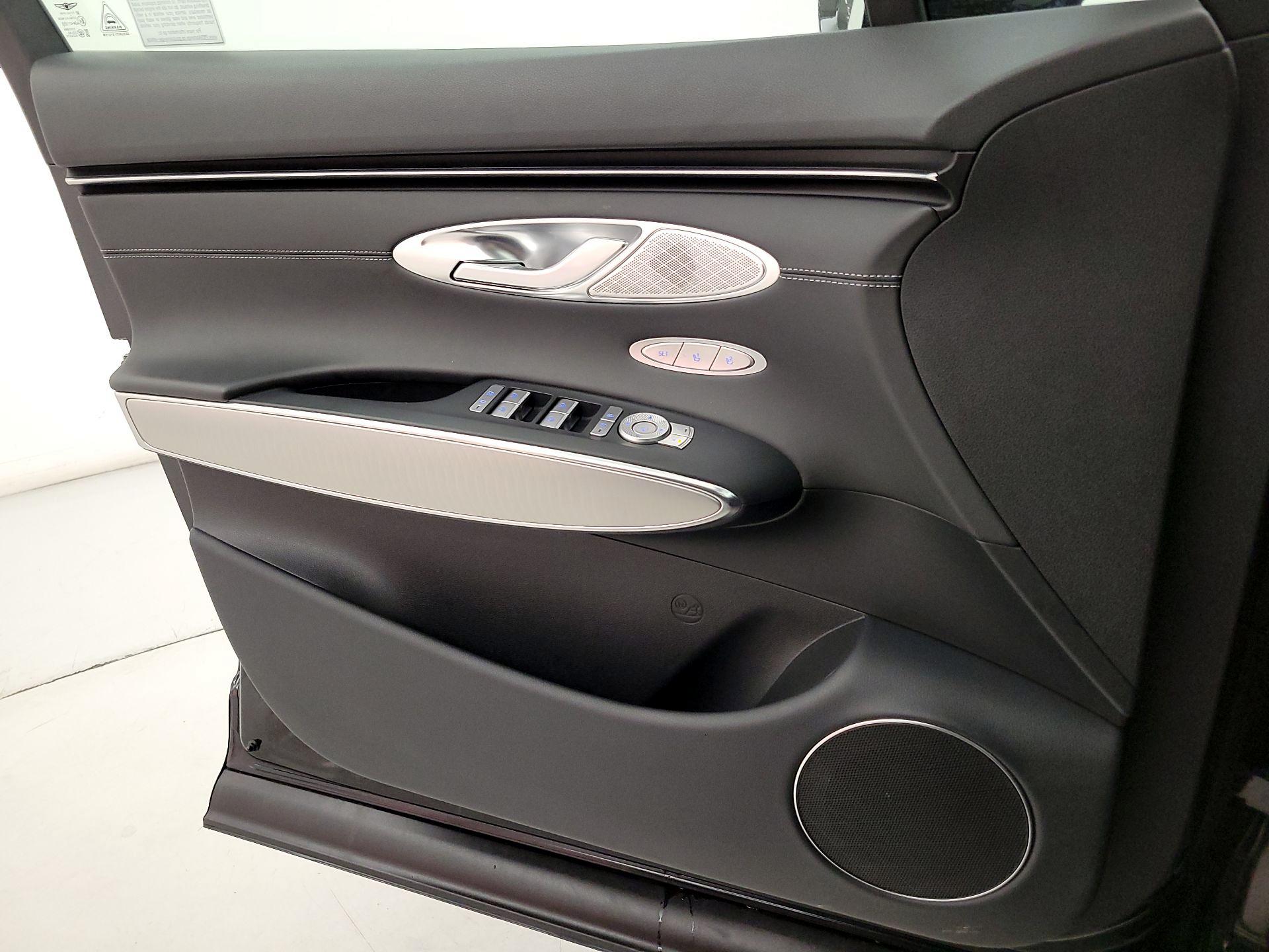 Thumbnail: 2025 Genesis GV70 - 12