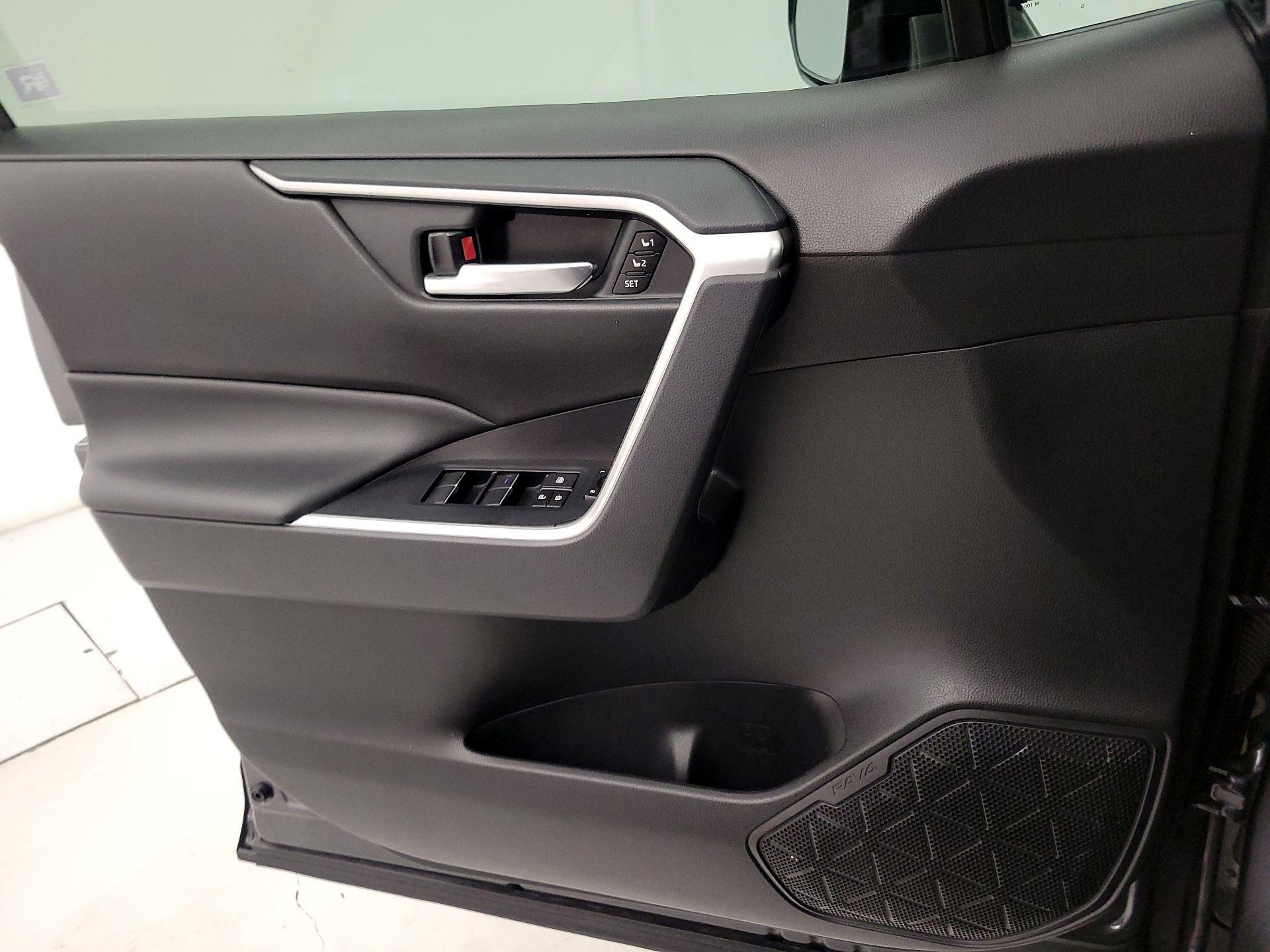 Thumbnail: 2020 Toyota RAV4 - 12