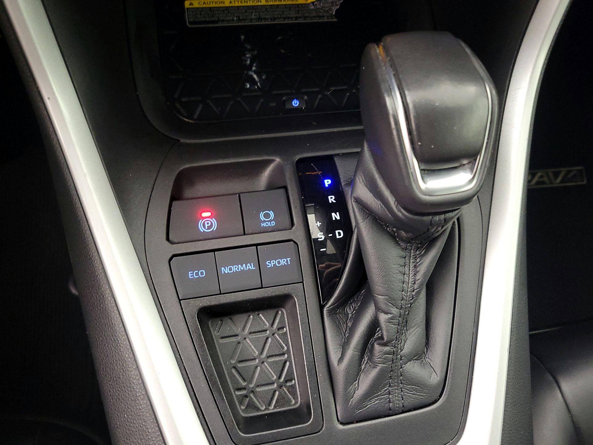 Thumbnail: 2020 Toyota RAV4 - 17