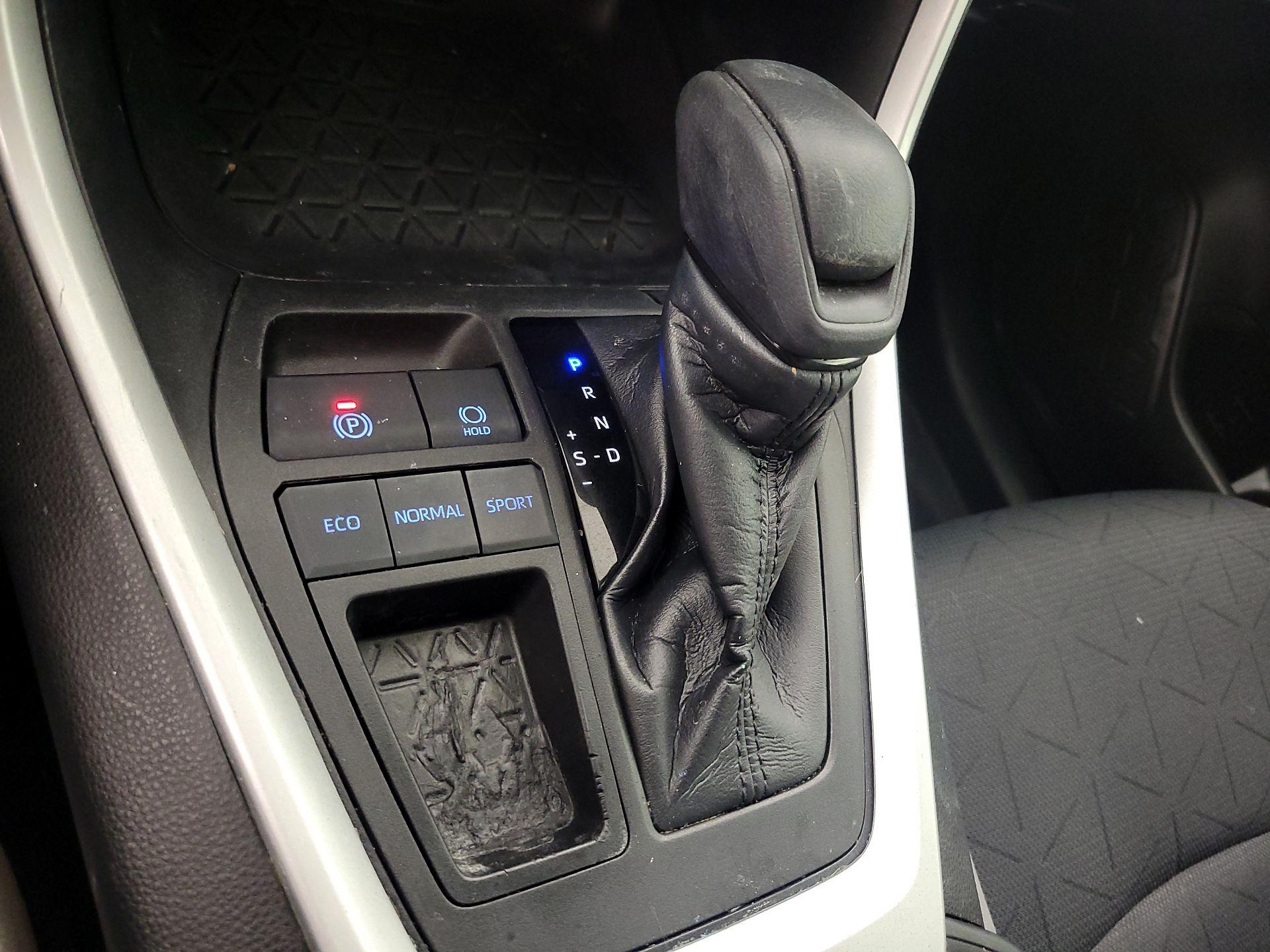 Thumbnail: 2022 Toyota RAV4 - 17