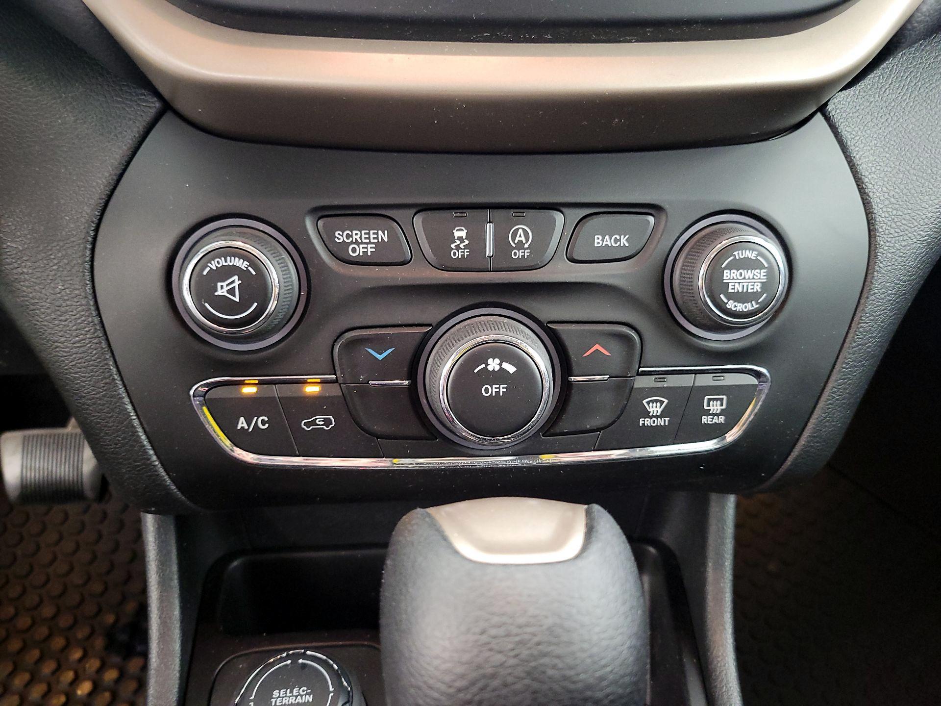 Thumbnail: 2016 Jeep Cherokee - 16