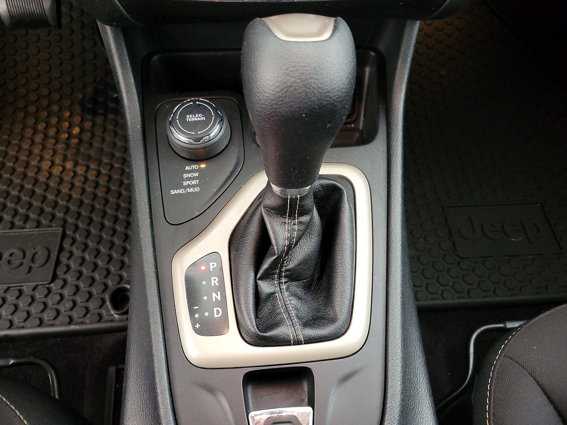 Thumbnail: 2016 Jeep Cherokee - 17