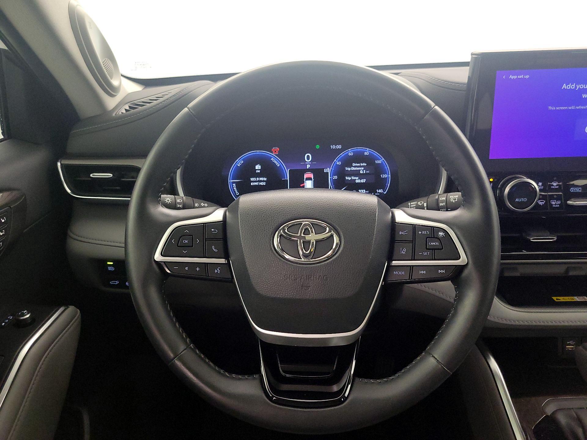 Thumbnail: 2023 Toyota Highlander - 10