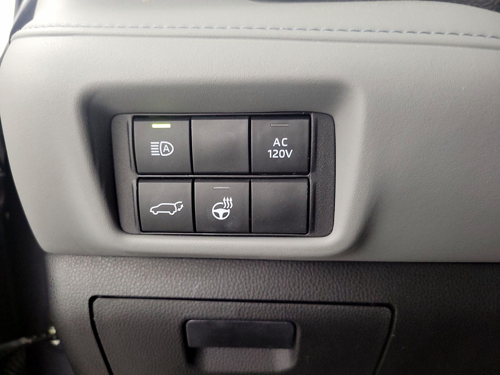 Thumbnail: 2023 Toyota Highlander - 13