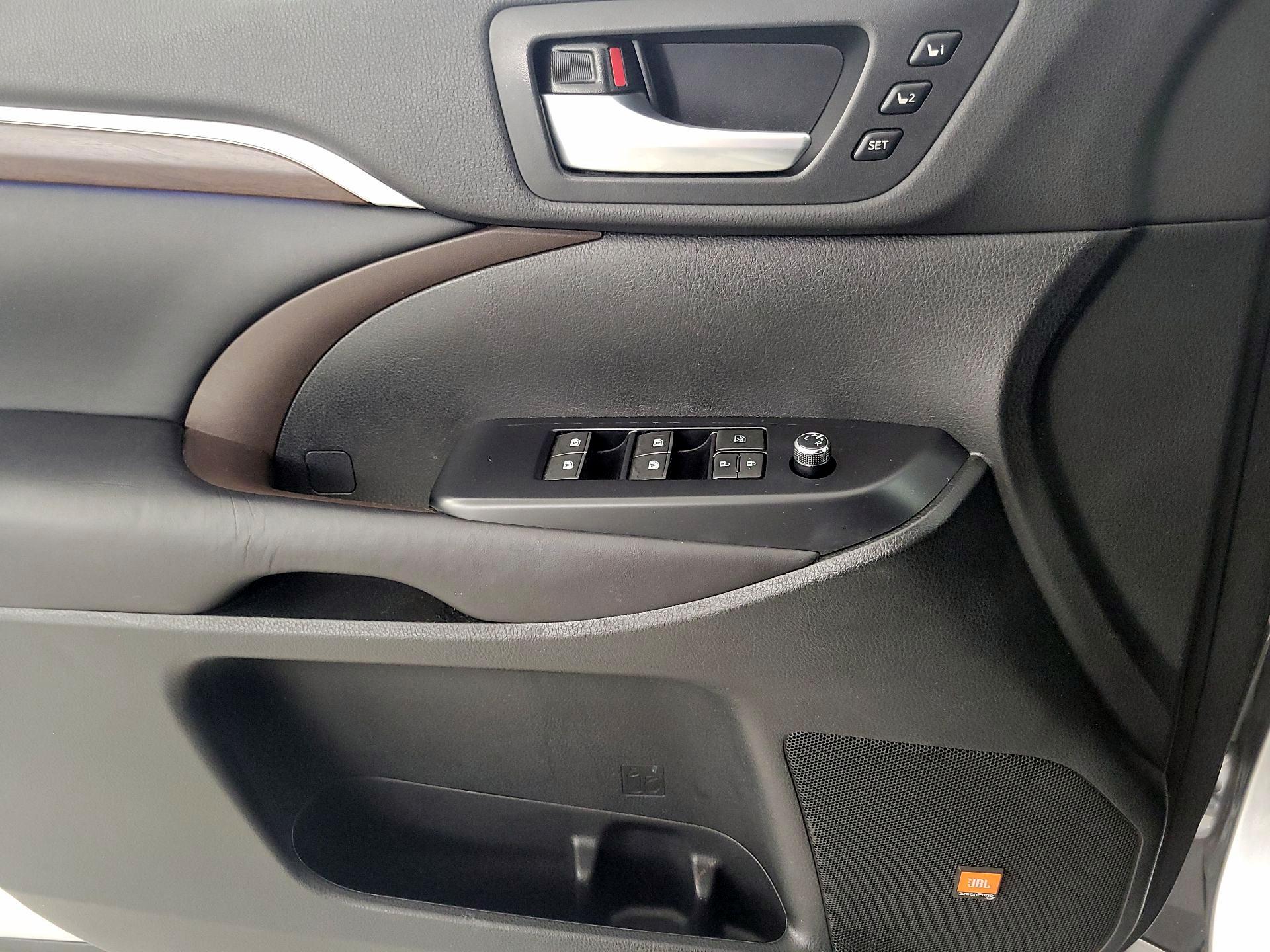 Thumbnail: 2016 Toyota Highlander - 12