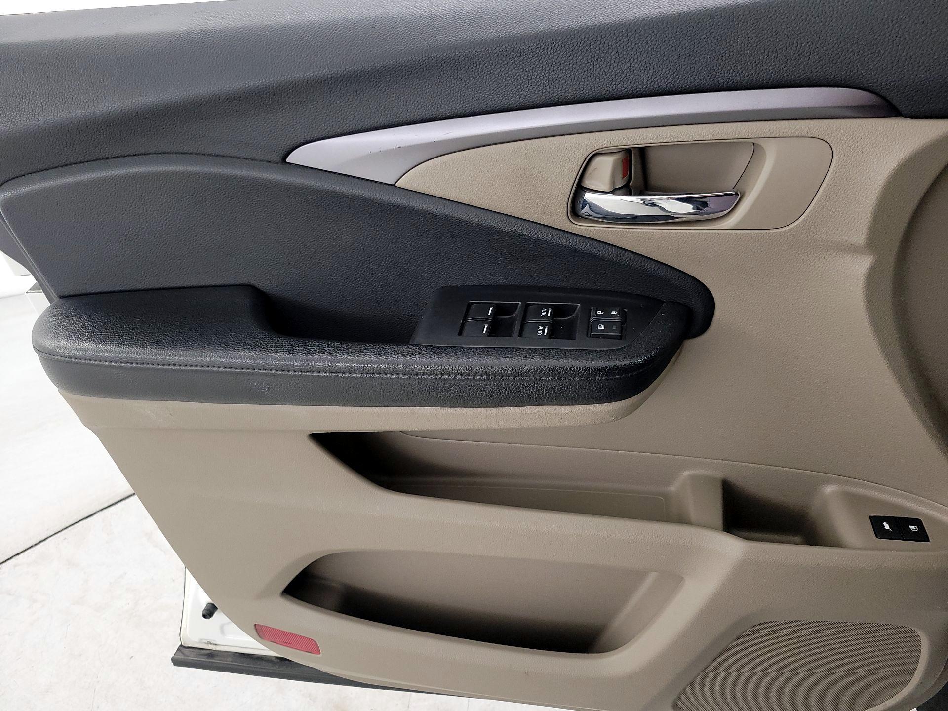 Thumbnail: 2017 Honda Pilot - 12