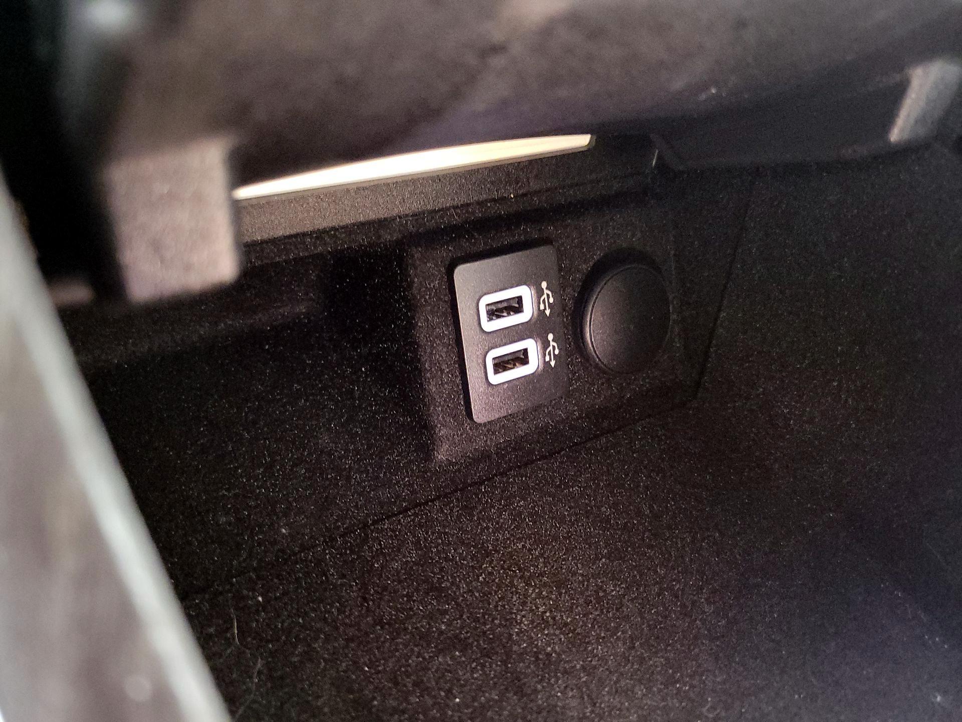 Thumbnail: 2017 Lincoln Continental - 18