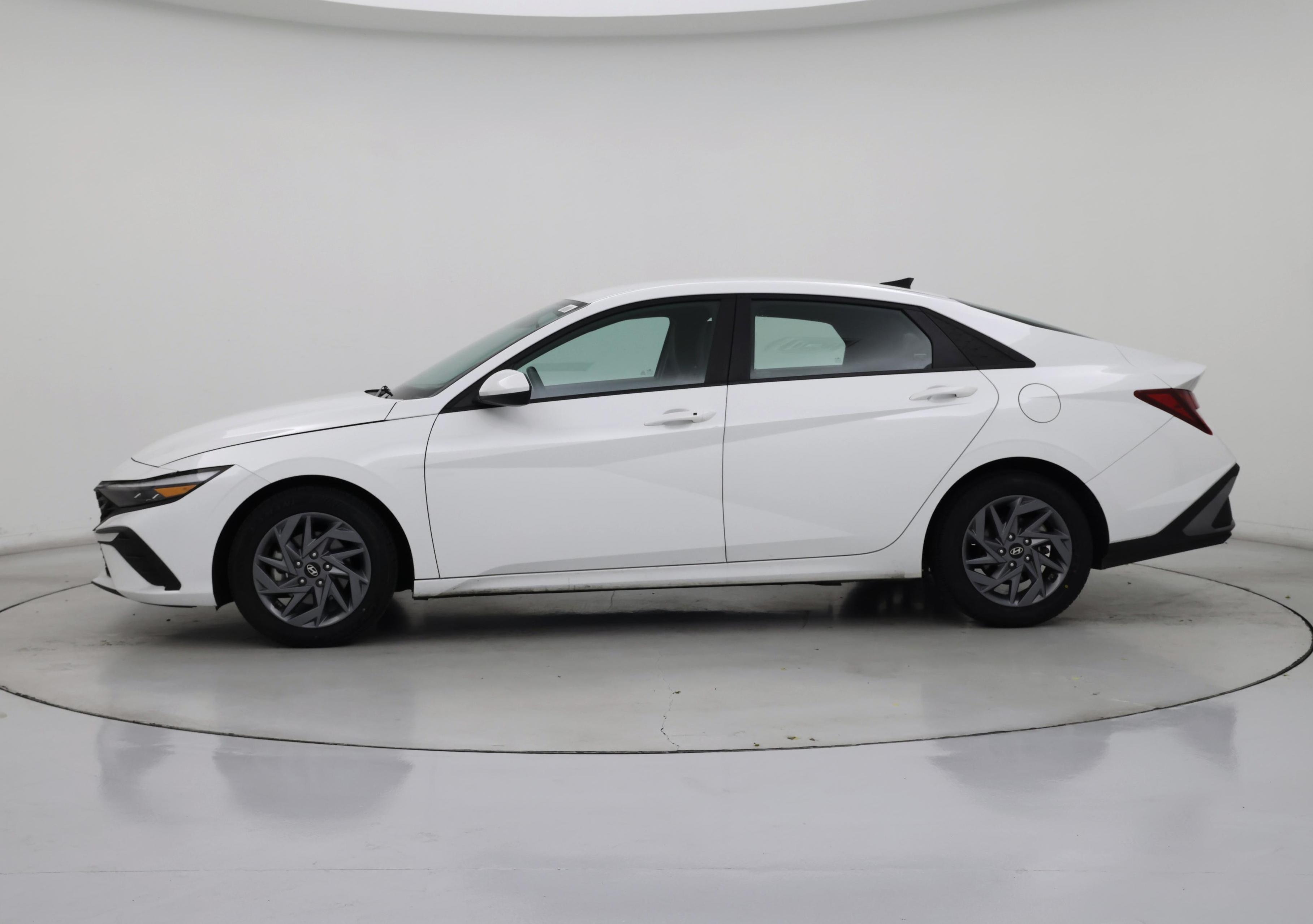 Thumbnail: 2024 Hyundai Elantra - 3