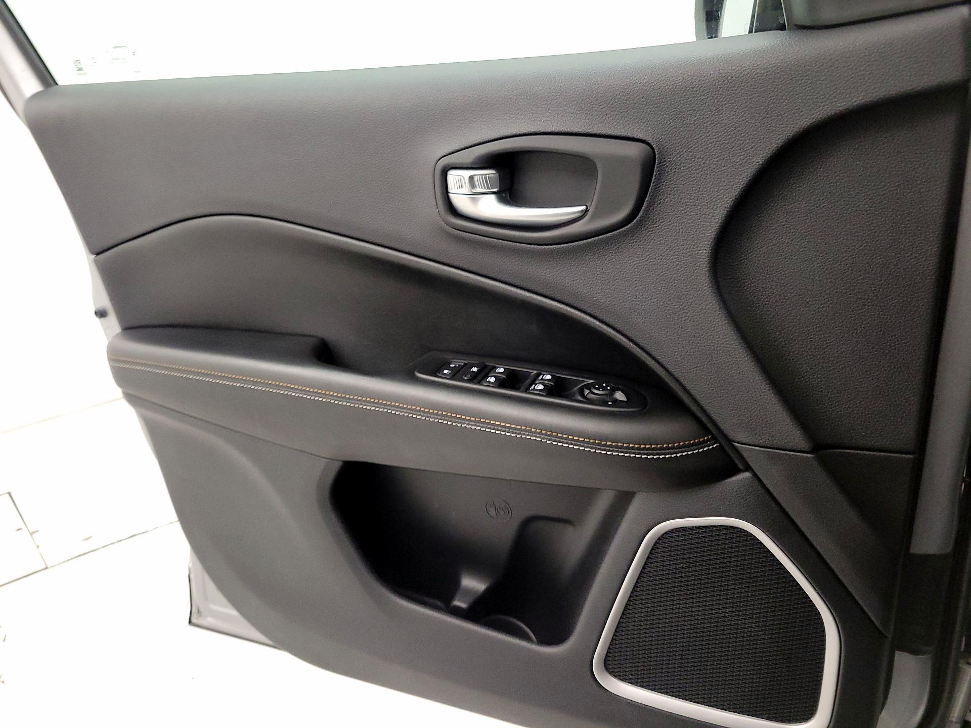 Thumbnail: 2020 Jeep Compass - 12