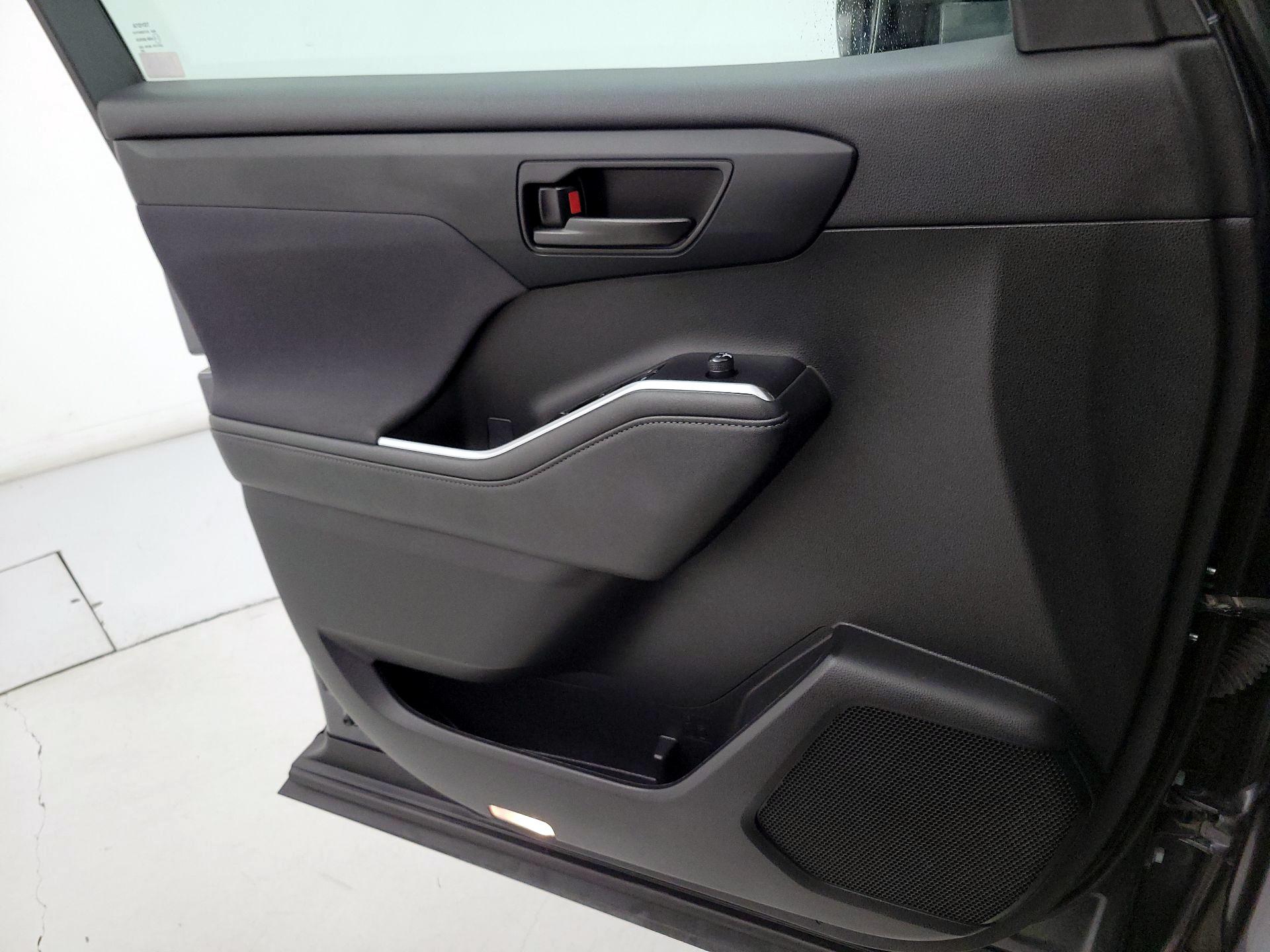 Thumbnail: 2023 Toyota Highlander - 12