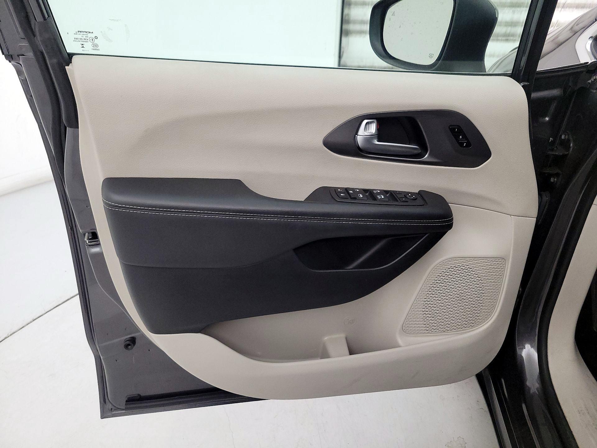 Thumbnail: 2023 Chrysler Pacifica - 12