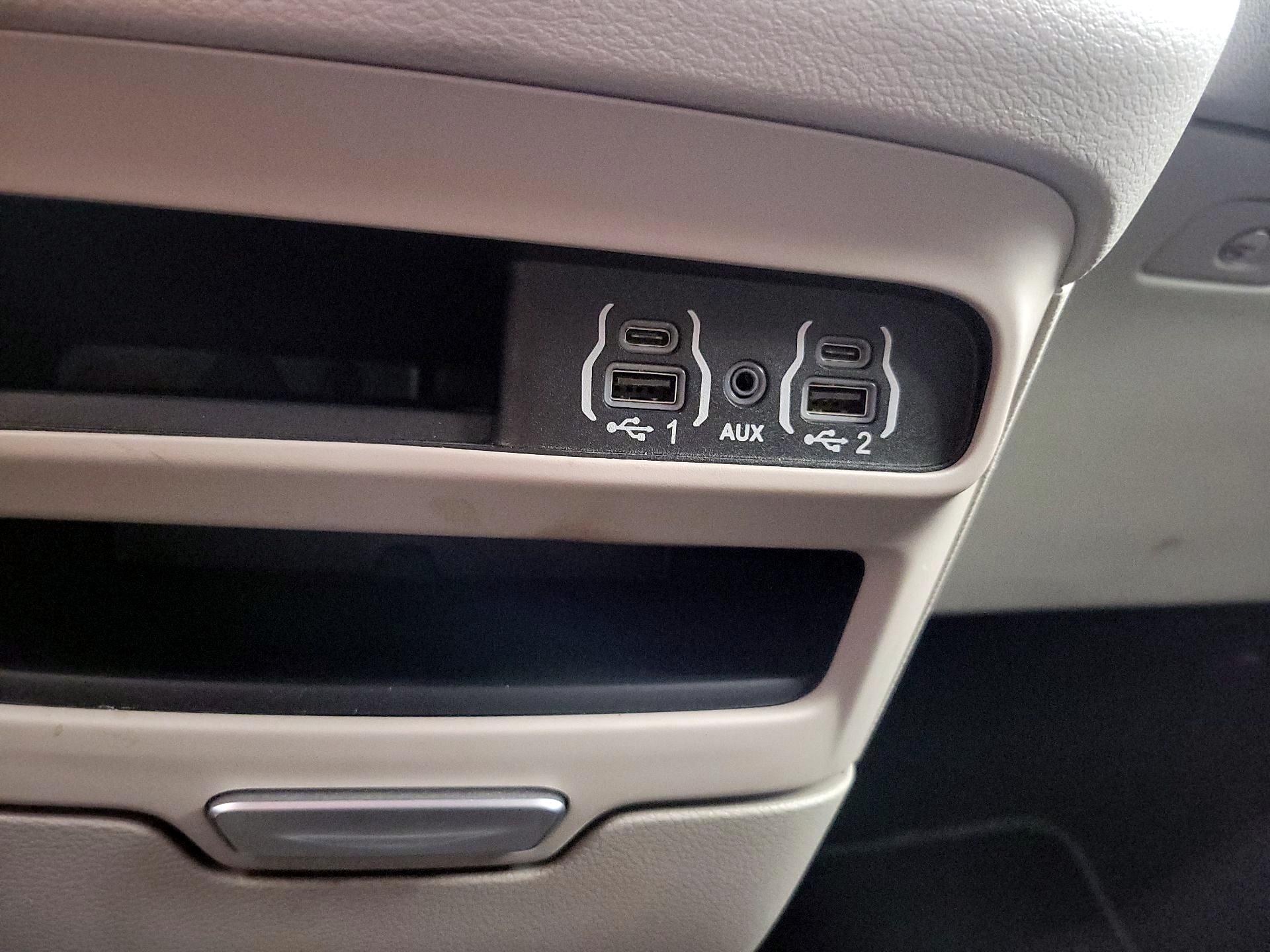 Thumbnail: 2023 Chrysler Pacifica - 18