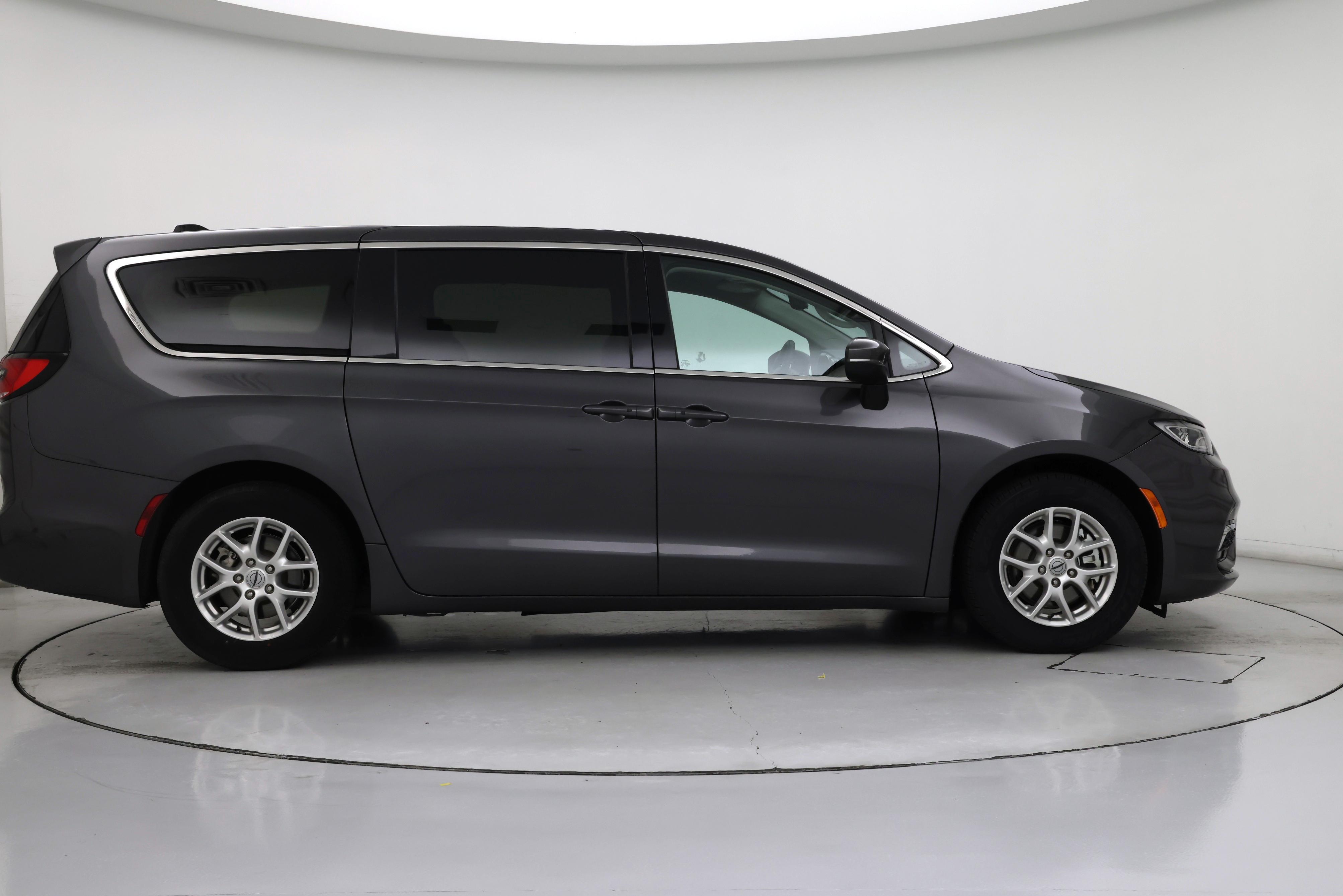 Thumbnail: 2023 Chrysler Pacifica - 7