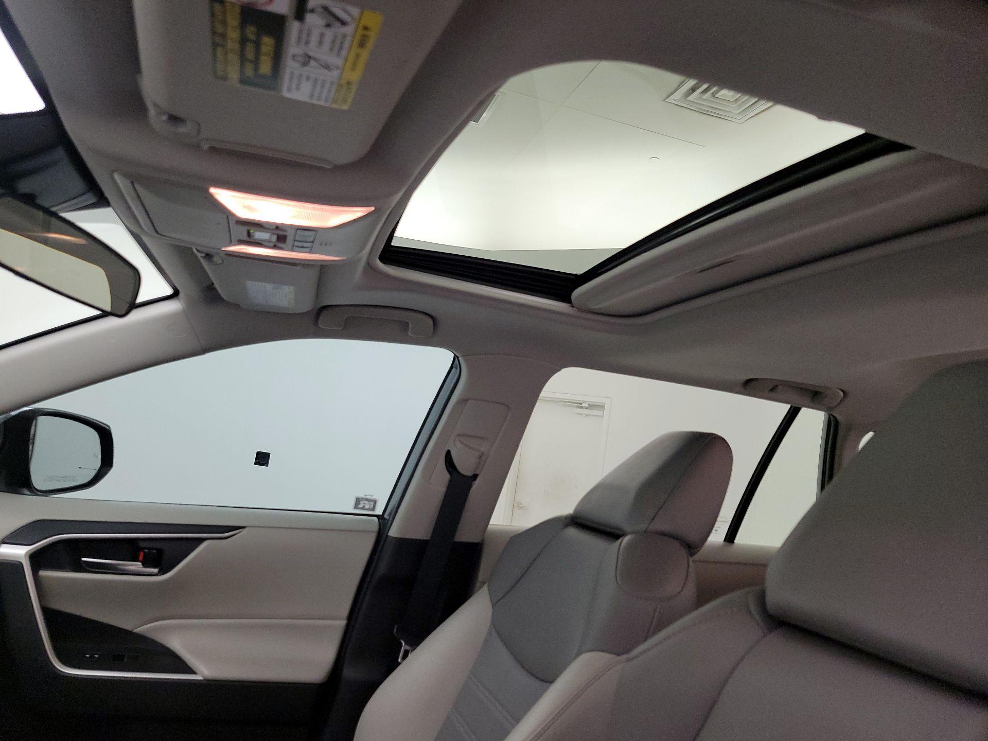 Thumbnail: 2021 Toyota RAV4 - 19