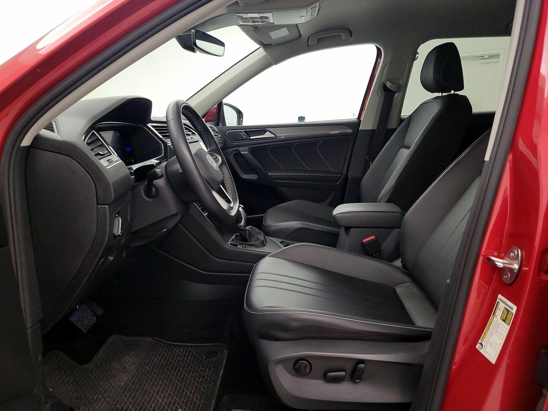 Thumbnail: 2023 Volkswagen Tiguan - 11