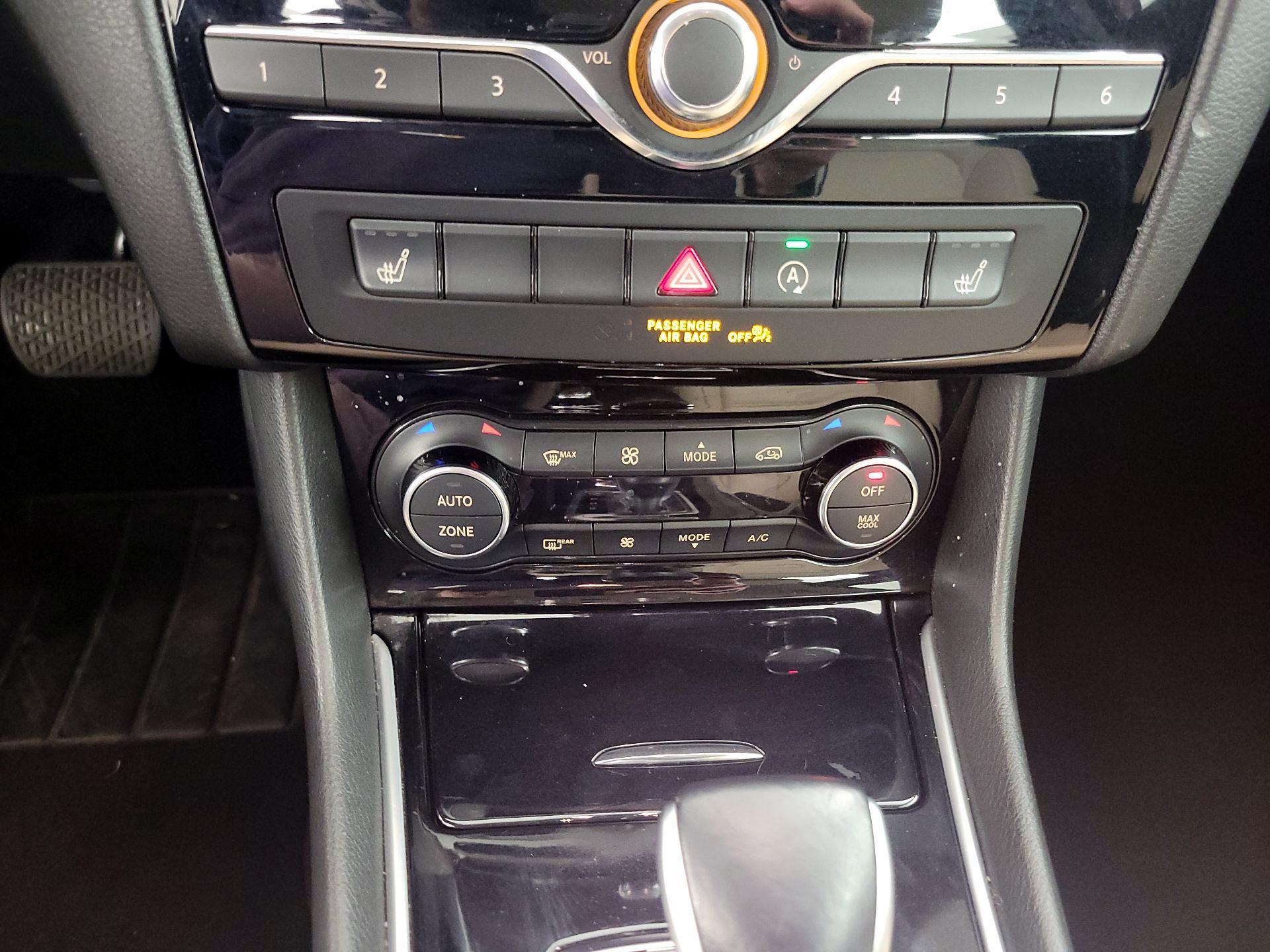 Thumbnail: 2018 INFINITI QX30 - 16