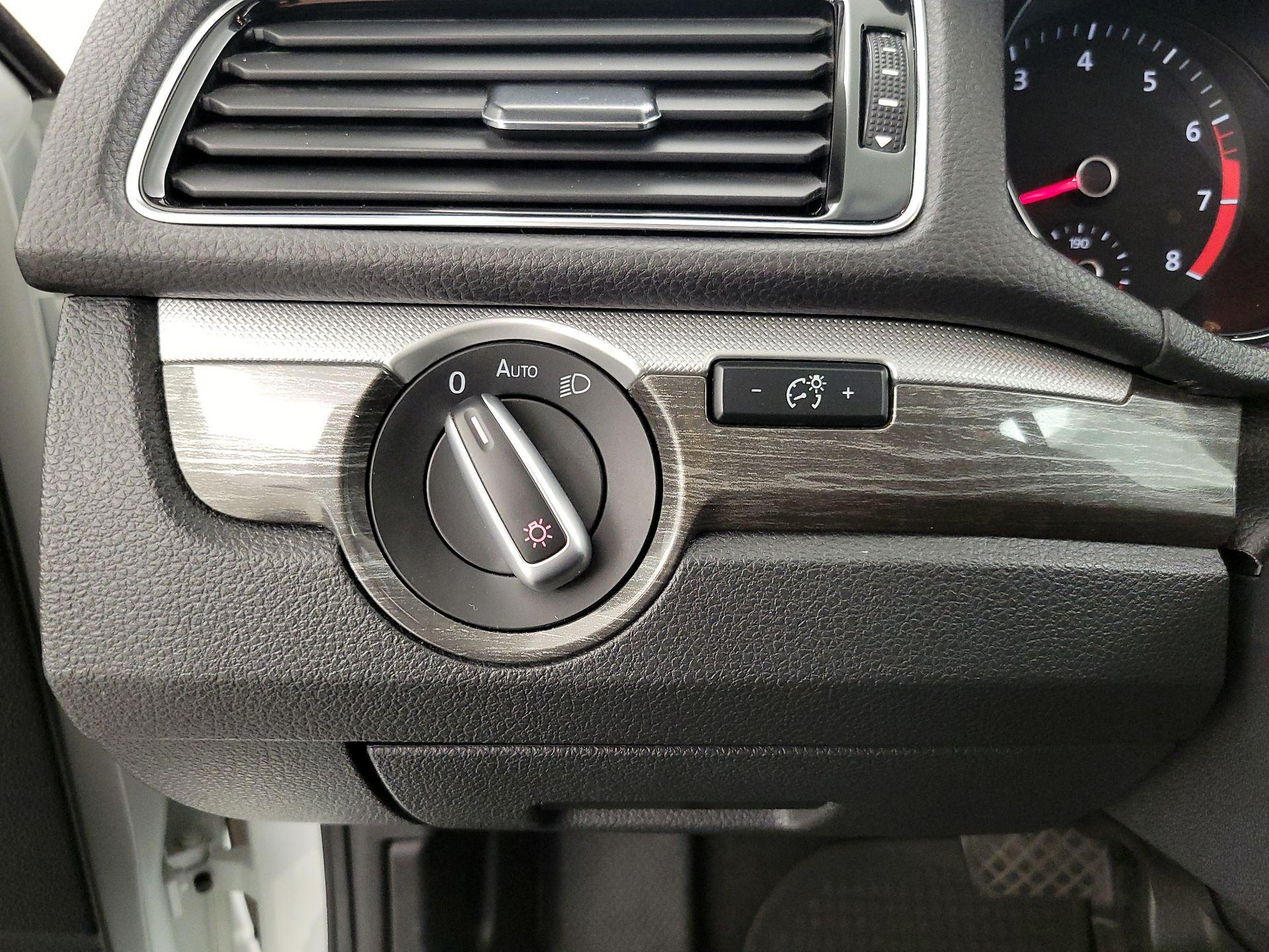 Thumbnail: 2017 Volkswagen Passat - 13