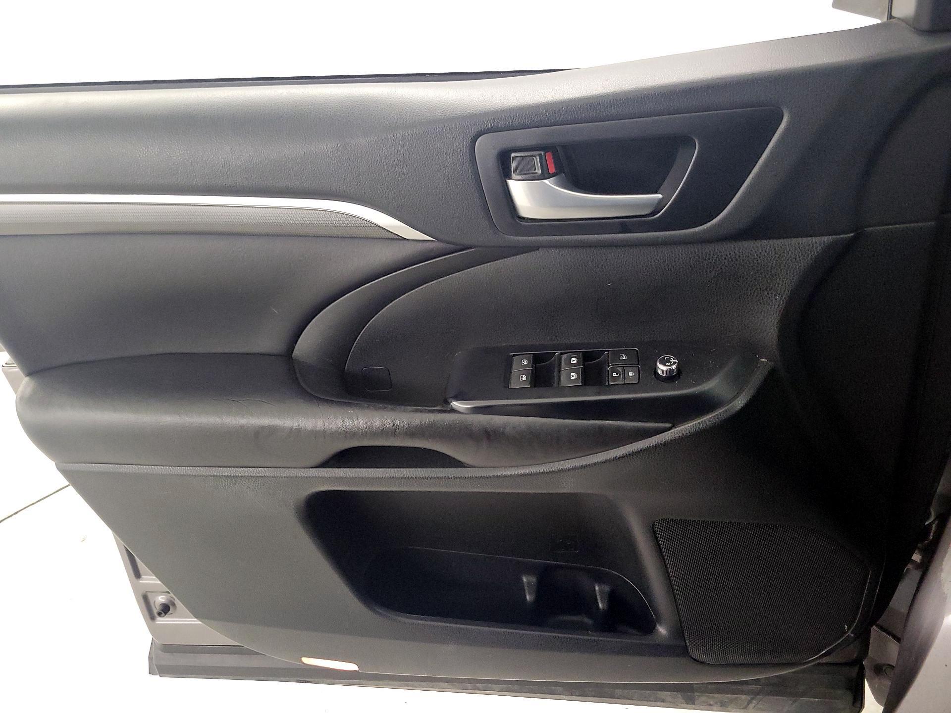 Thumbnail: 2018 Toyota Highlander - 12