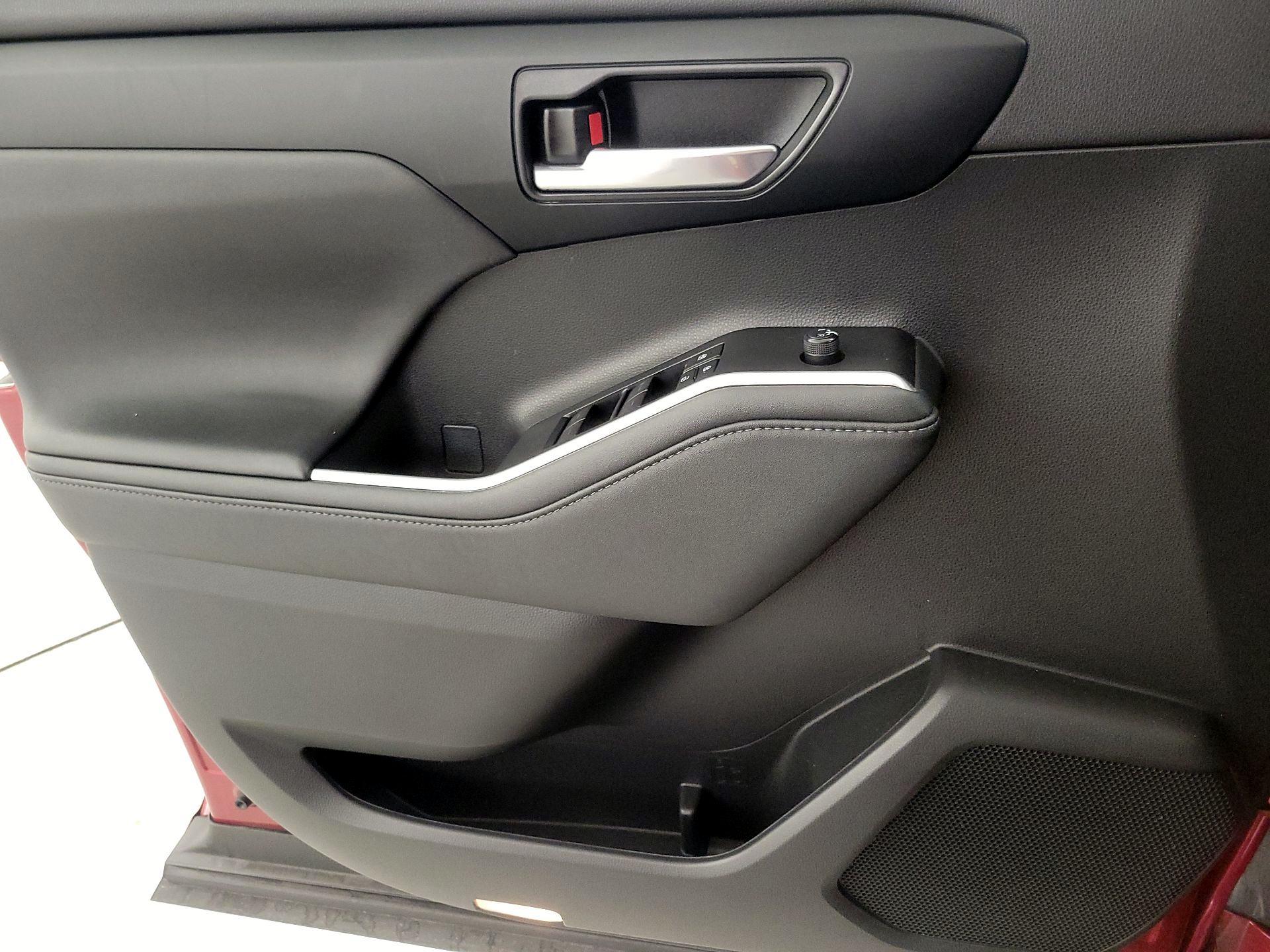 Thumbnail: 2023 Toyota Highlander - 12