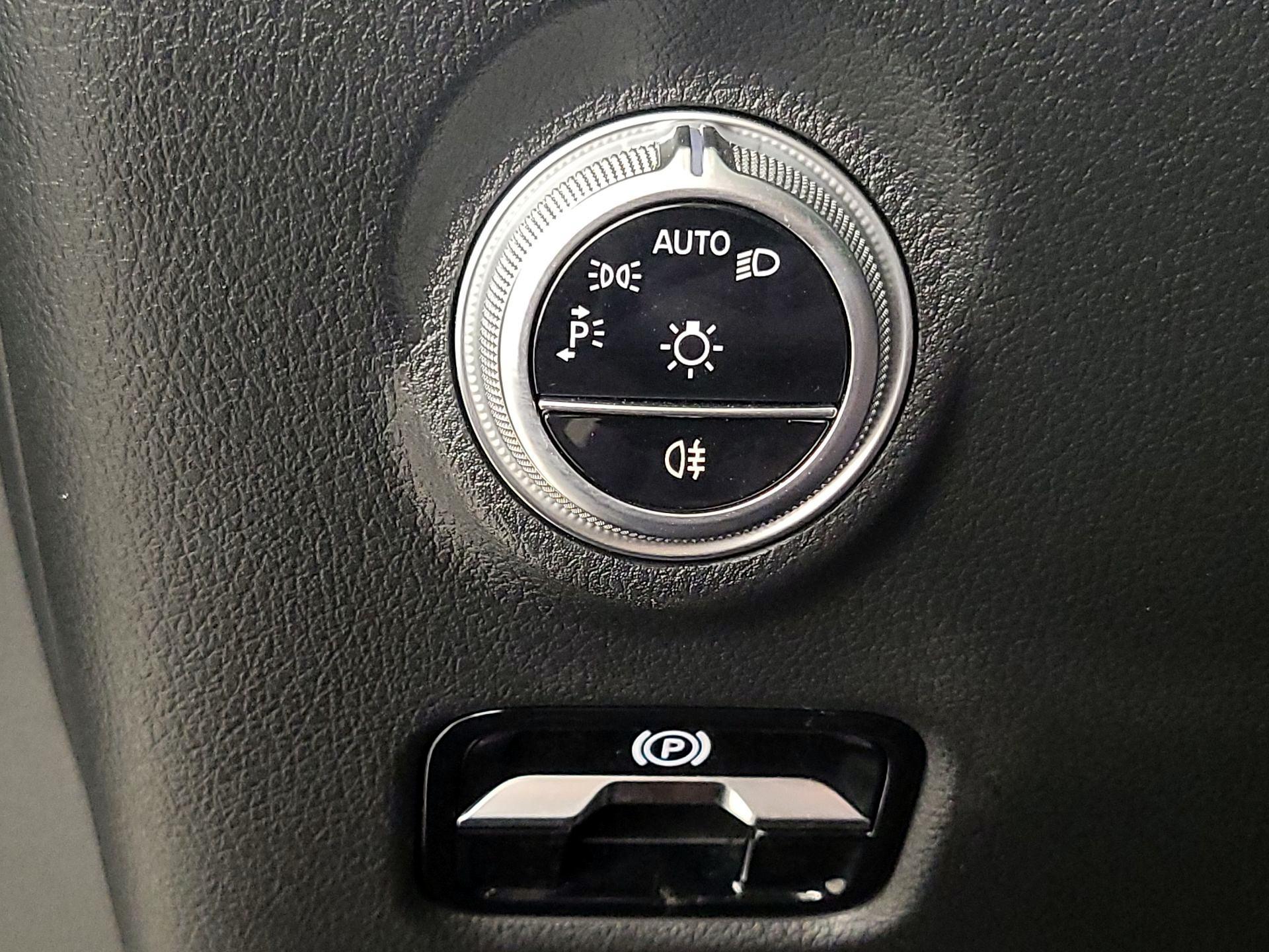 Thumbnail: 2023 Mercedes-Benz C-Class - 13