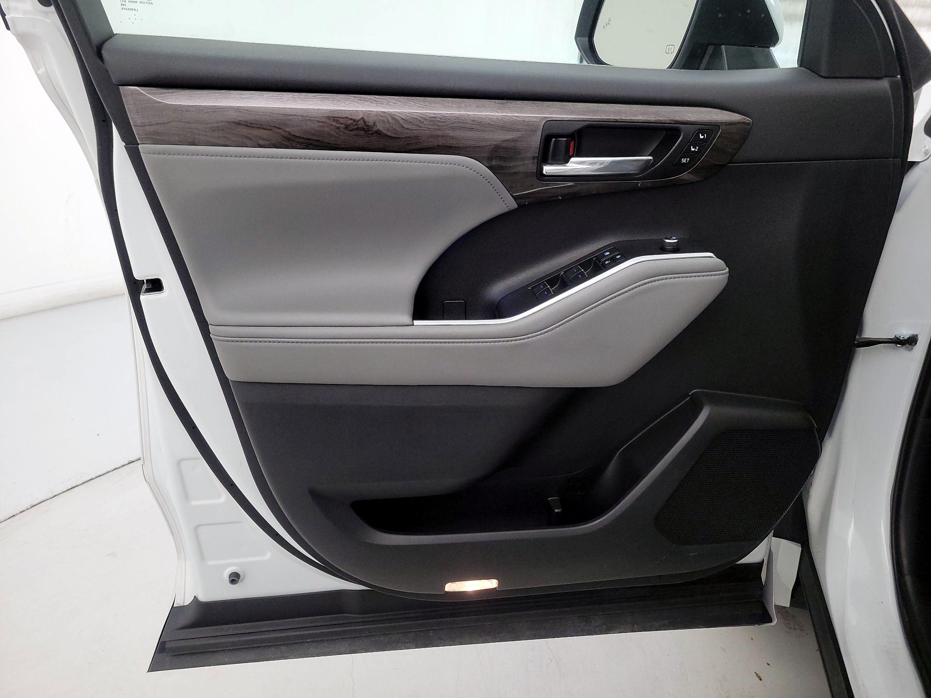 Thumbnail: 2022 Toyota Highlander - 12