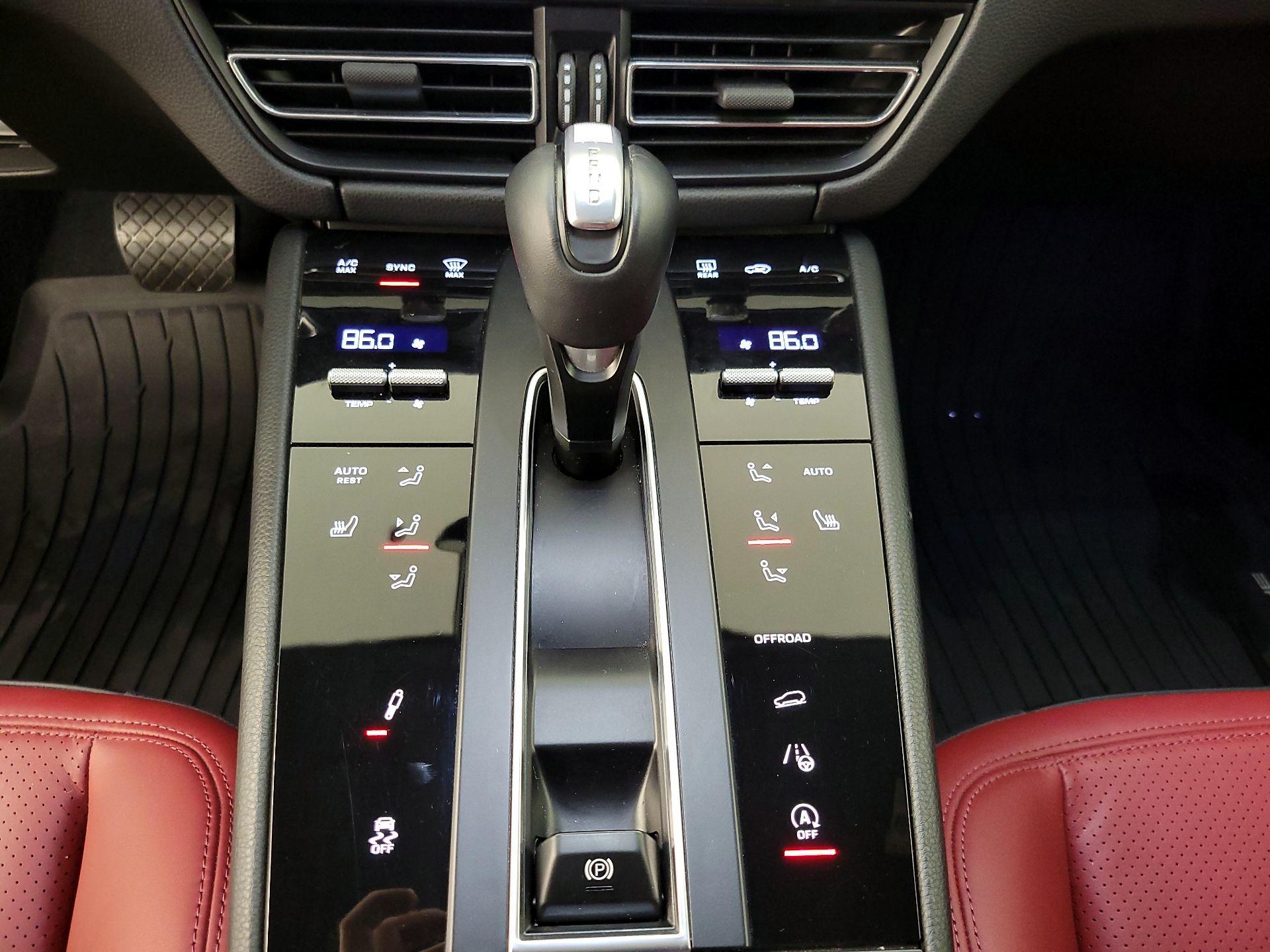 Thumbnail: 2023 Porsche Macan - 18