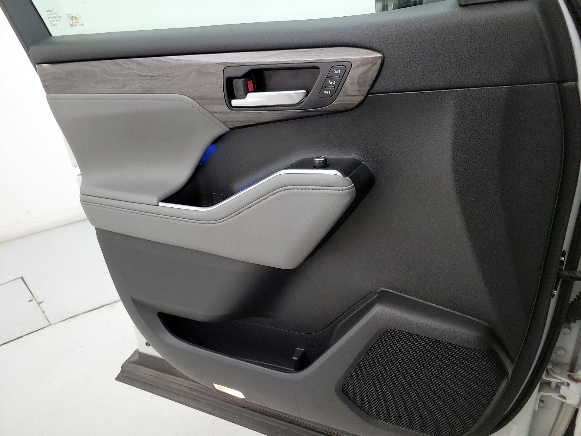 Thumbnail: 2020 Toyota Highlander - 12