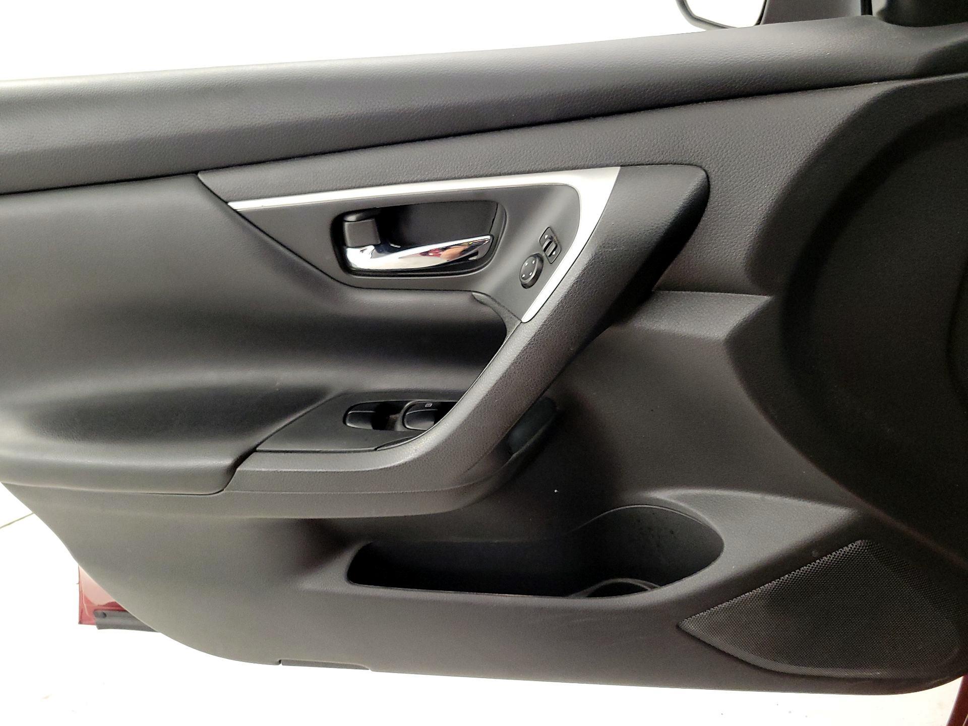 Thumbnail: 2017 Nissan Altima - 12