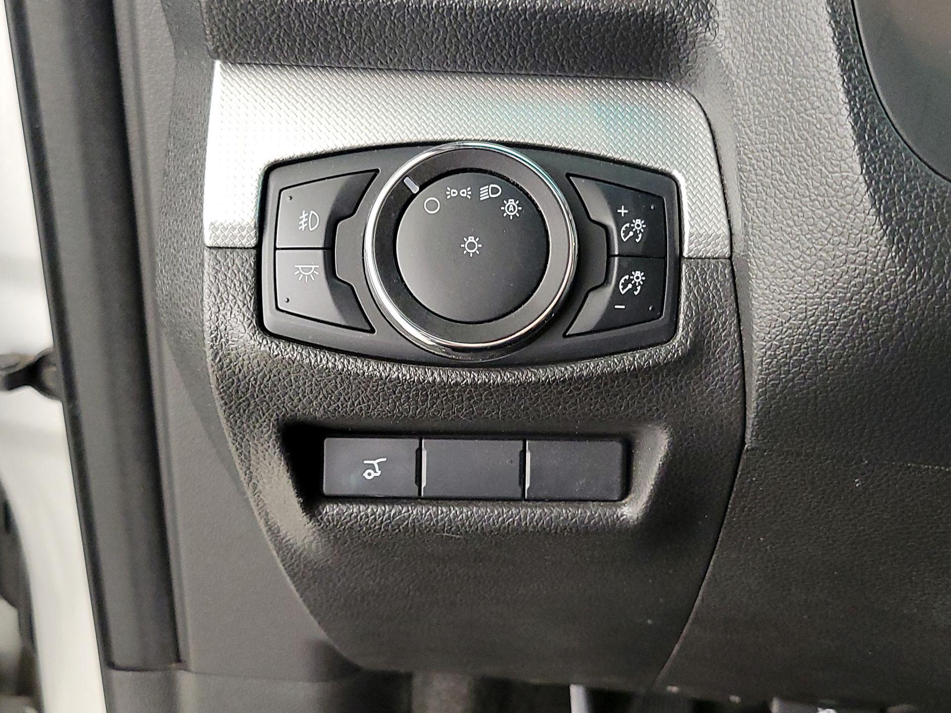 Thumbnail: 2015 Ford Explorer - 13