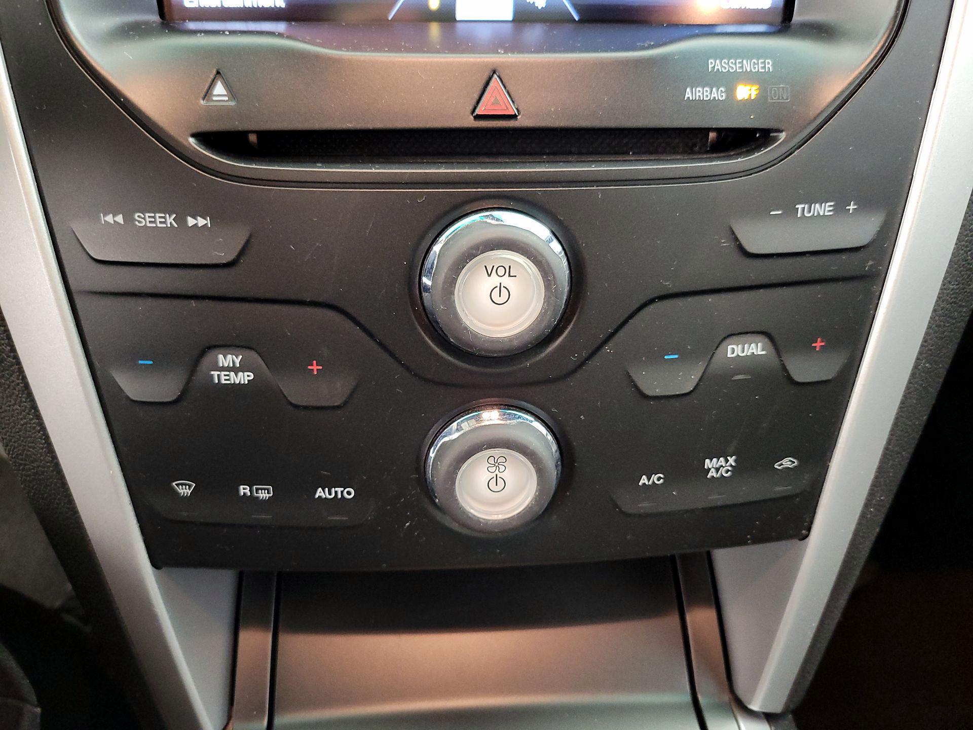 Thumbnail: 2015 Ford Explorer - 15