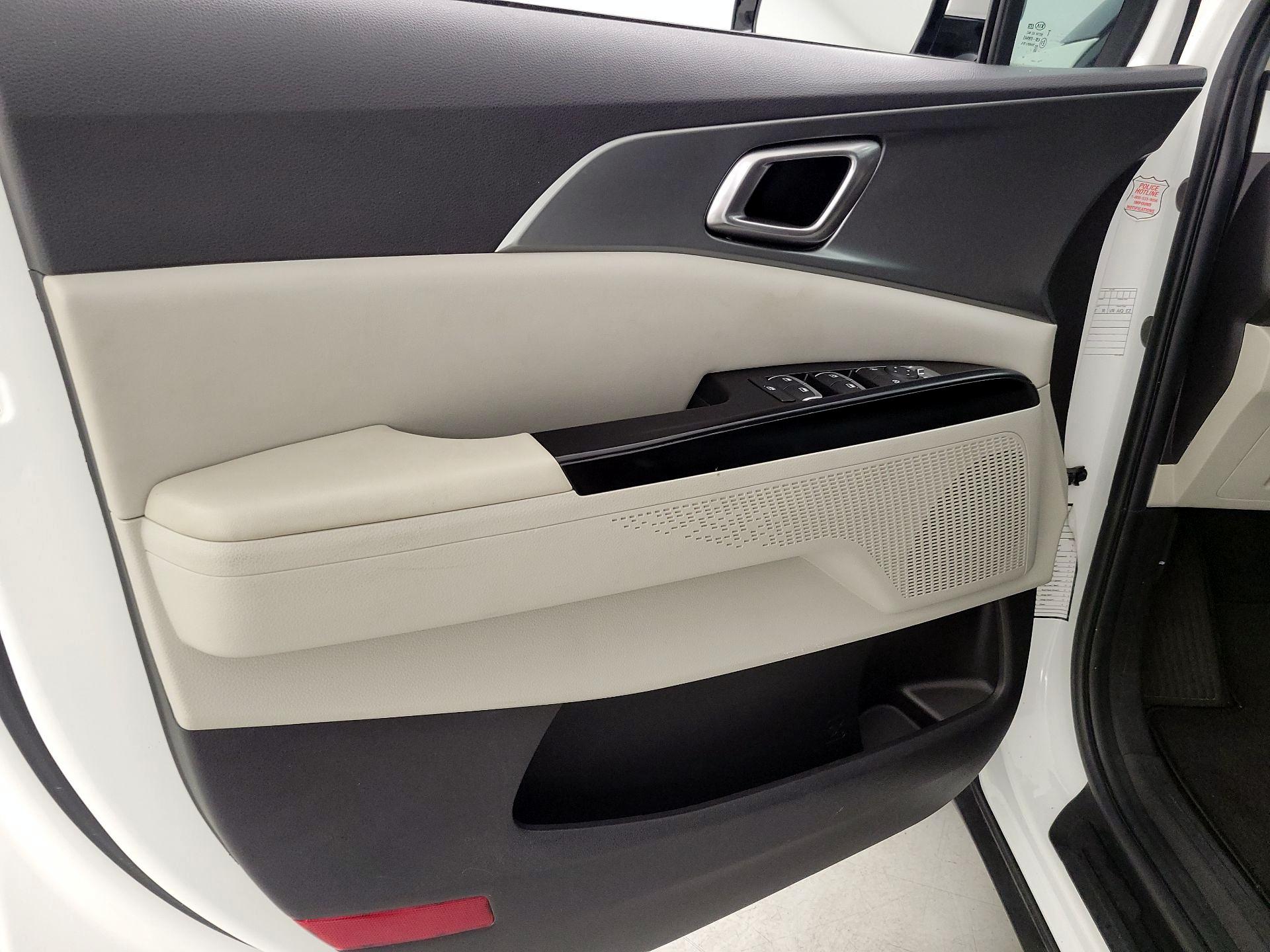 Thumbnail: 2022 Kia Carnival - 12