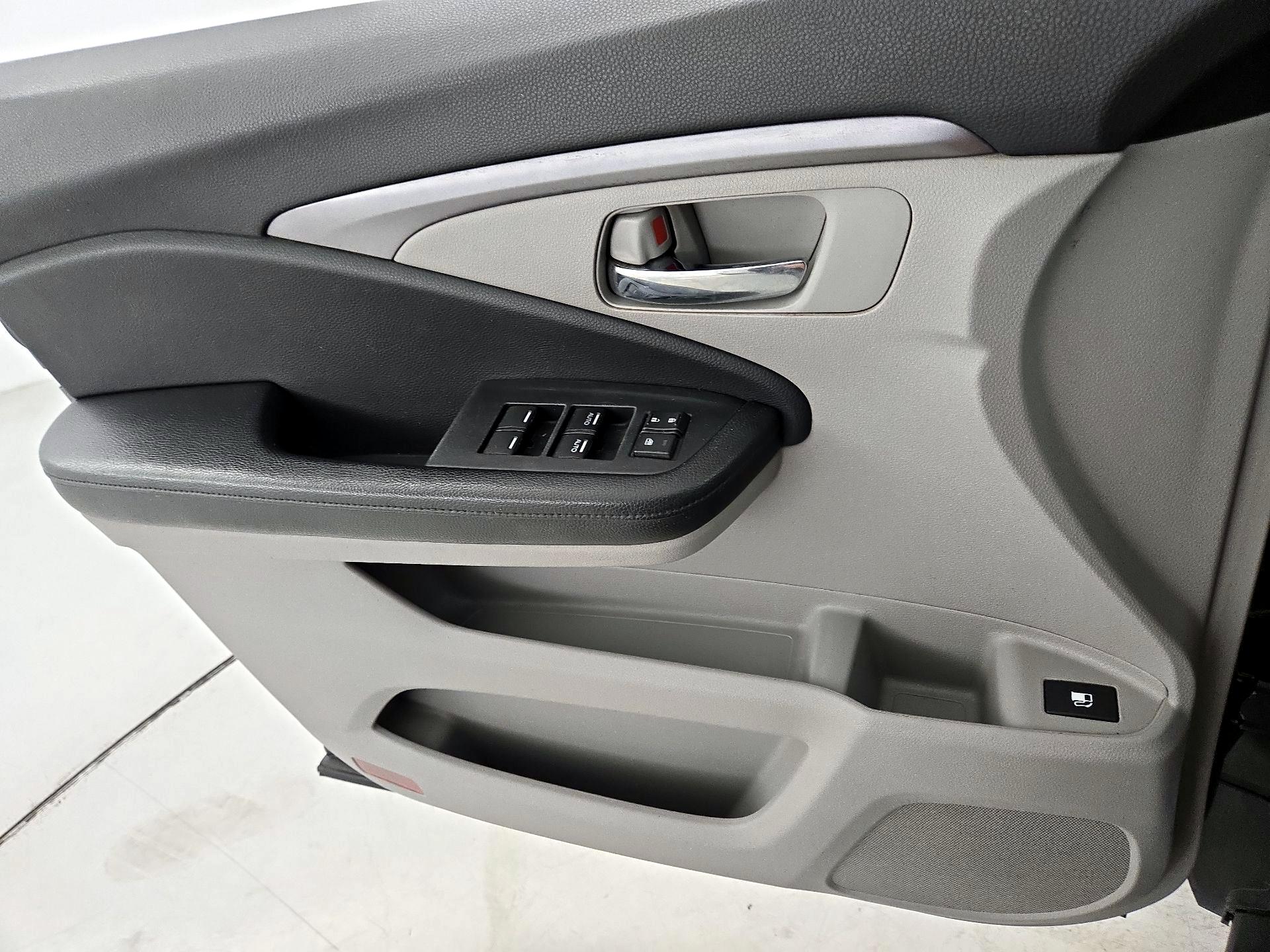 Thumbnail: 2017 Honda Pilot - 12