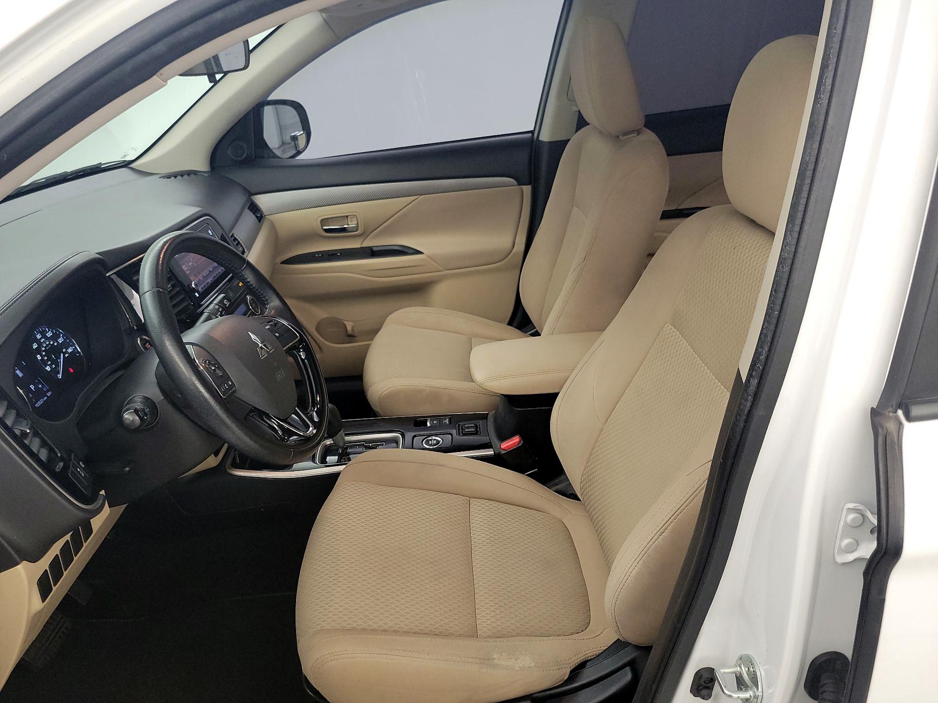 Thumbnail: 2017 Mitsubishi Outlander - 11