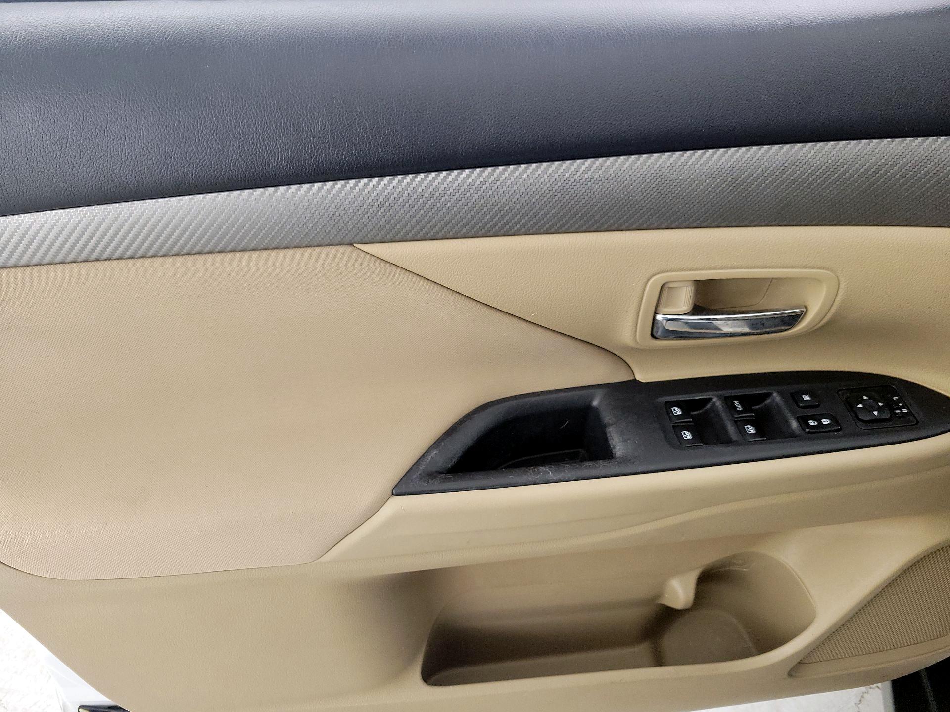 Thumbnail: 2017 Mitsubishi Outlander - 12