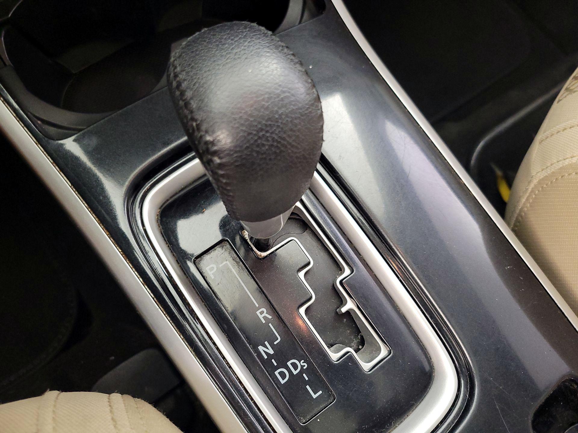 Thumbnail: 2017 Mitsubishi Outlander - 16