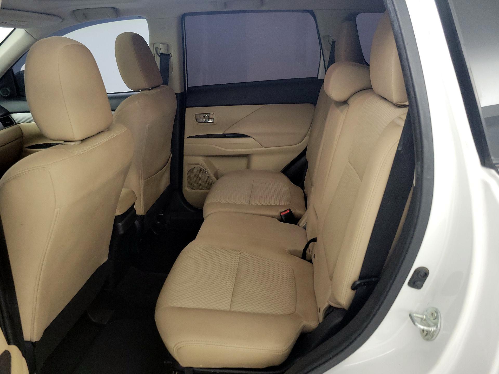 Thumbnail: 2017 Mitsubishi Outlander - 18