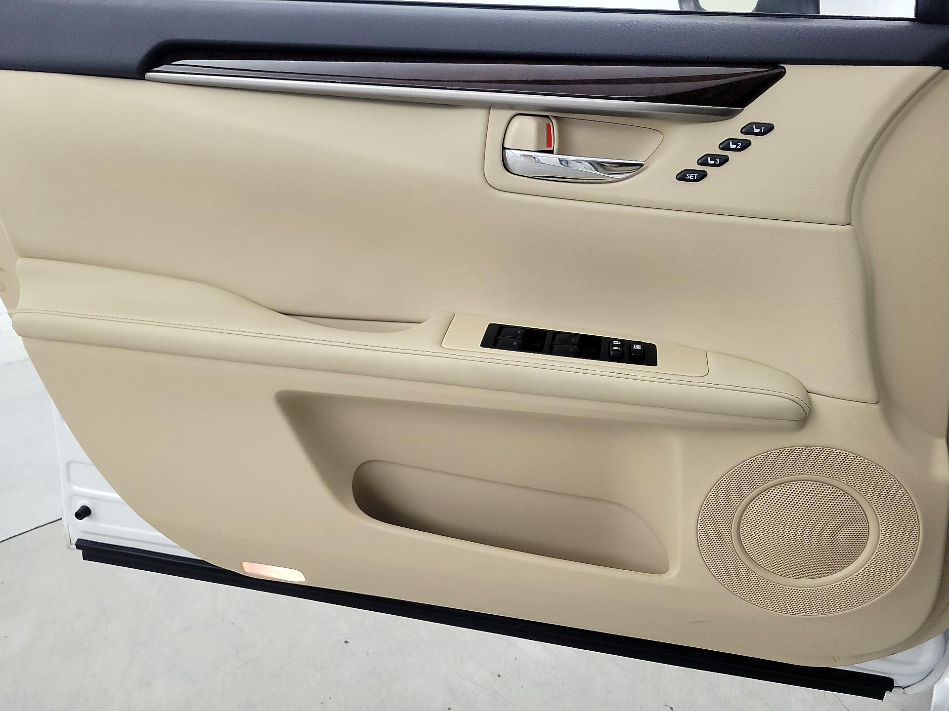 Thumbnail: 2015 Lexus ES - 12