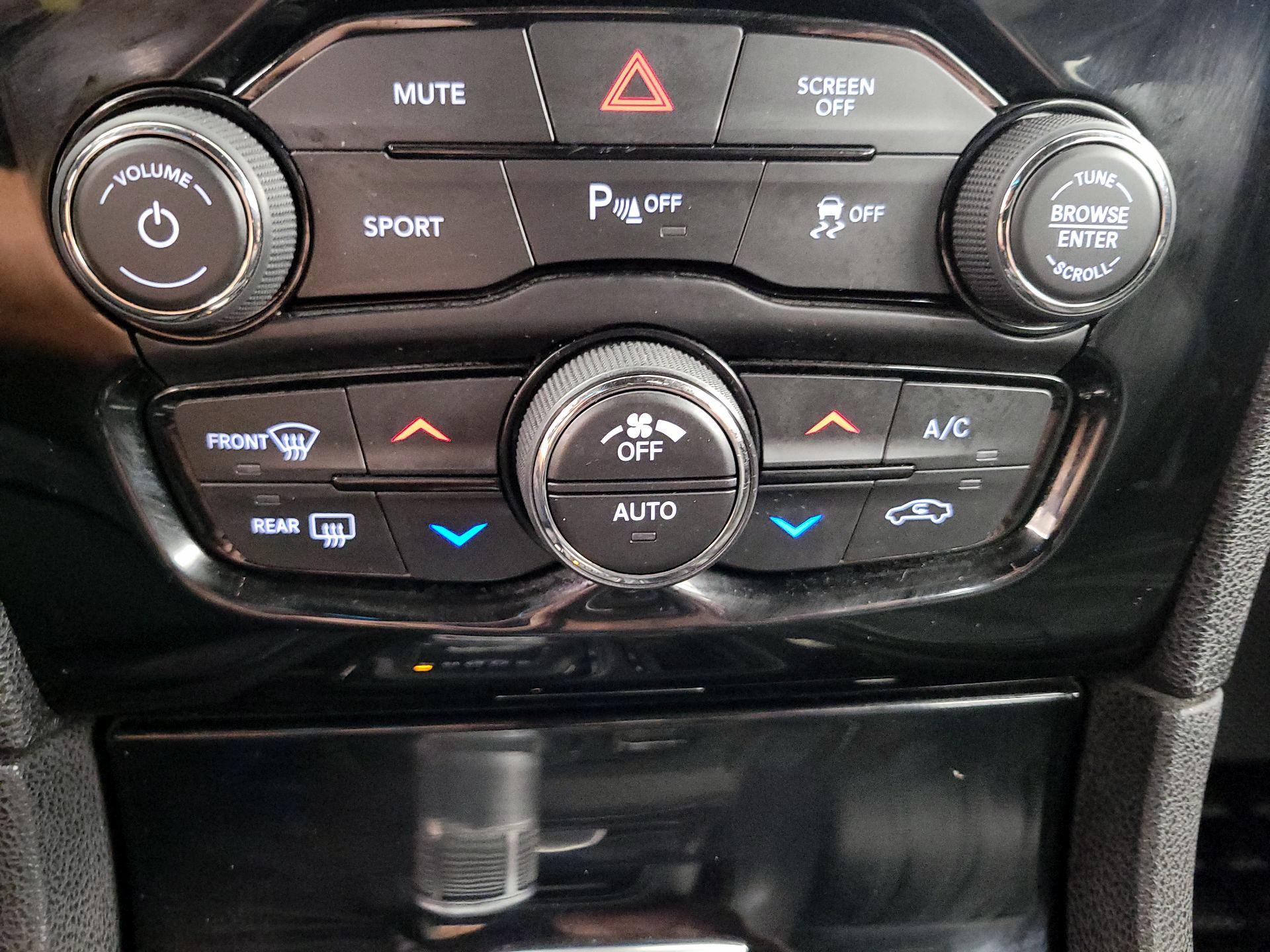 Thumbnail: 2022 Chrysler 300 - 16