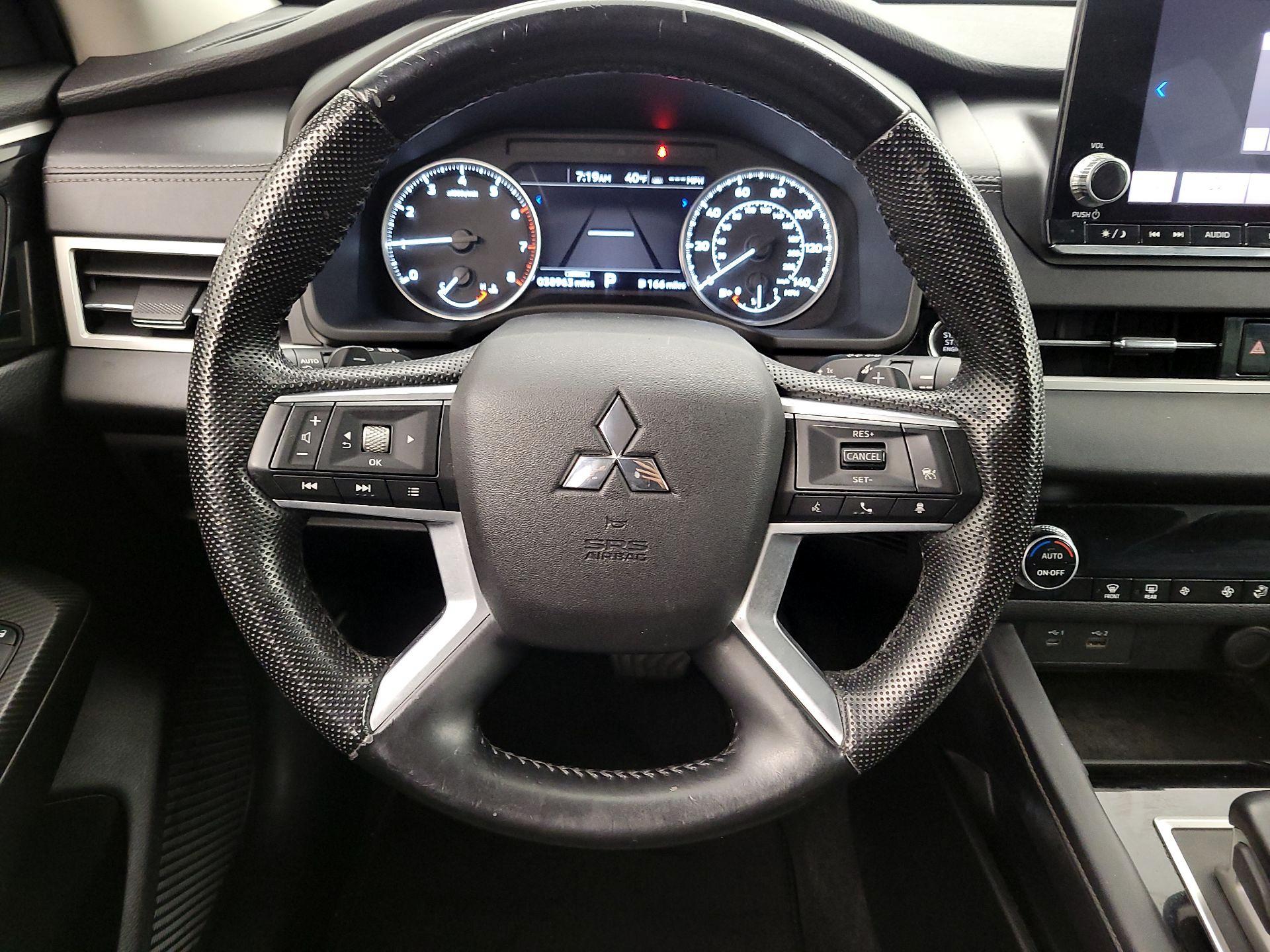 Thumbnail: 2023 Mitsubishi Outlander - 10